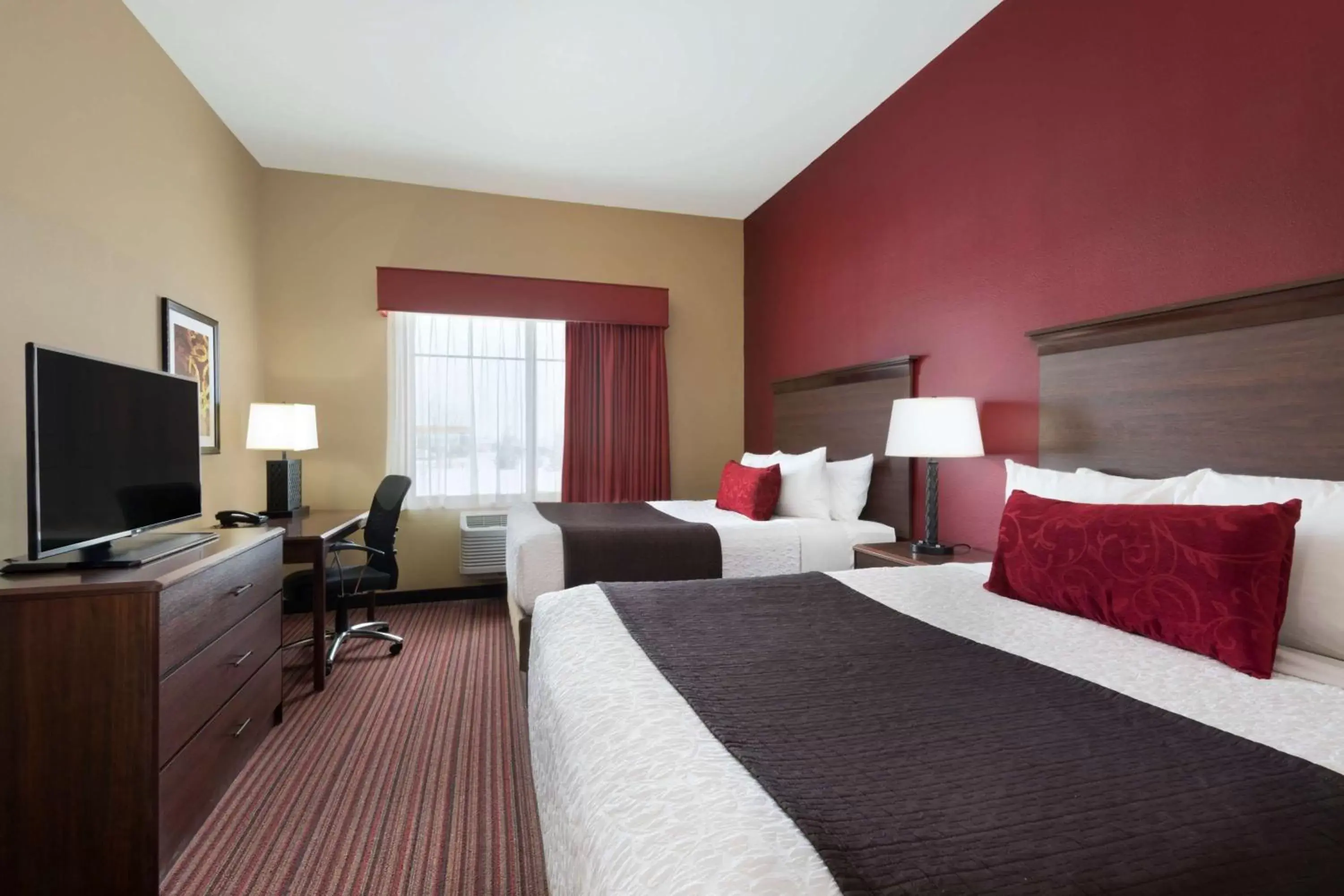 Photo of the whole room, Bed in Best Western Plus Hudson Hotel & Suites