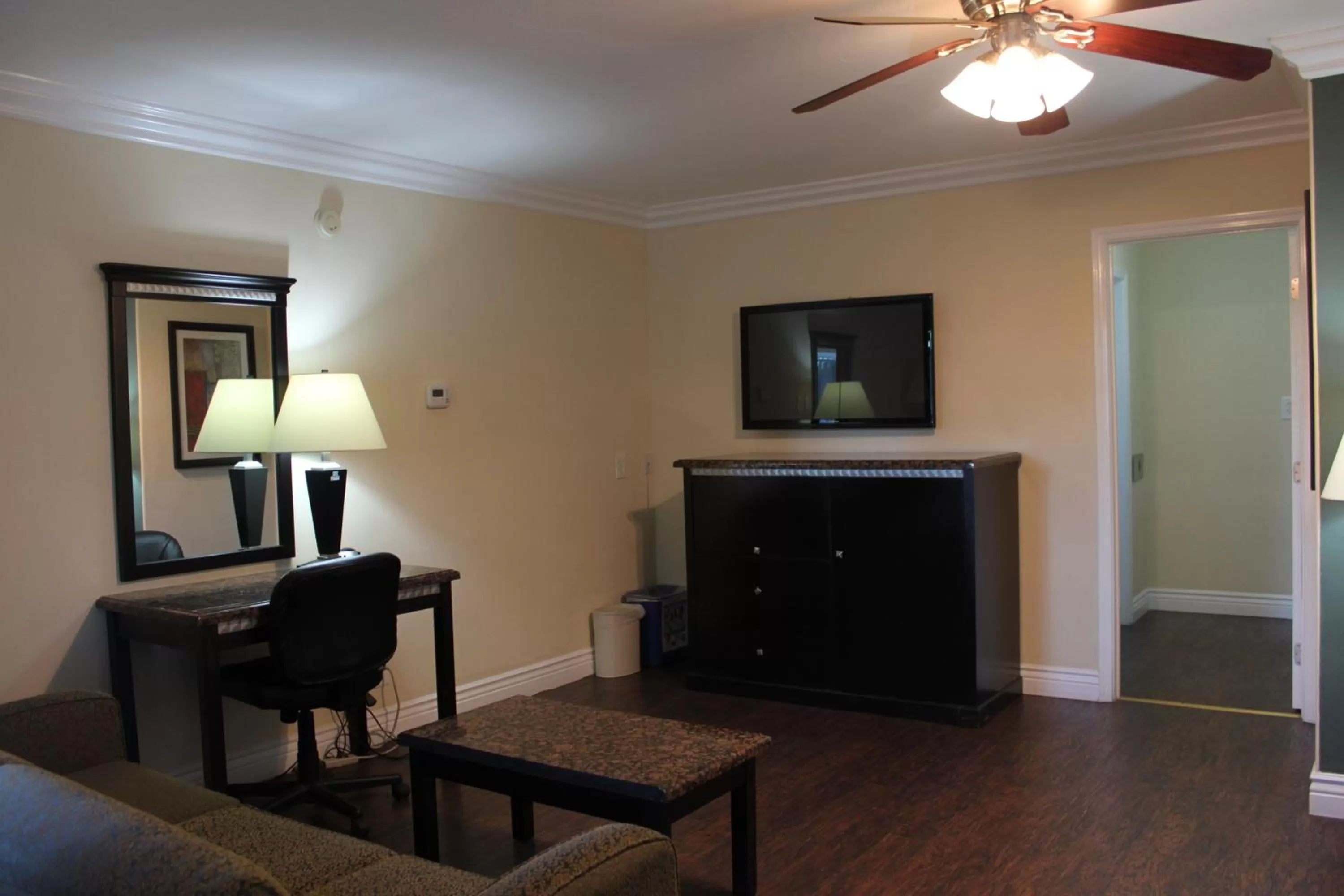 TV and multimedia in Travelodge by Wyndham Santa Maria