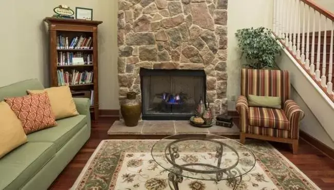 Living room, Seating Area in Country Inn & Suites by Radisson, Crestview, FL