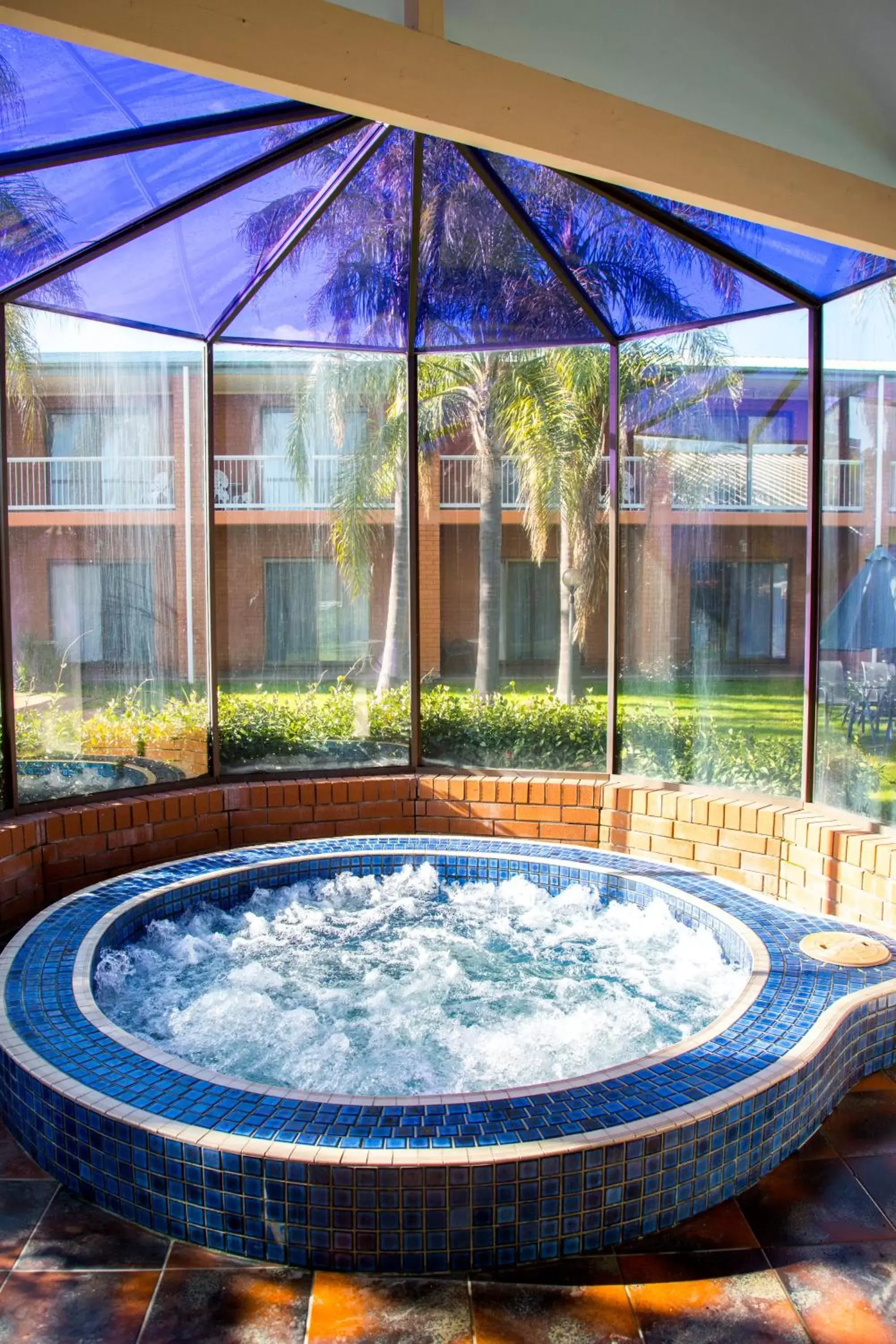 Hot Tub, Swimming Pool in Crystal Fountain Motel Albury