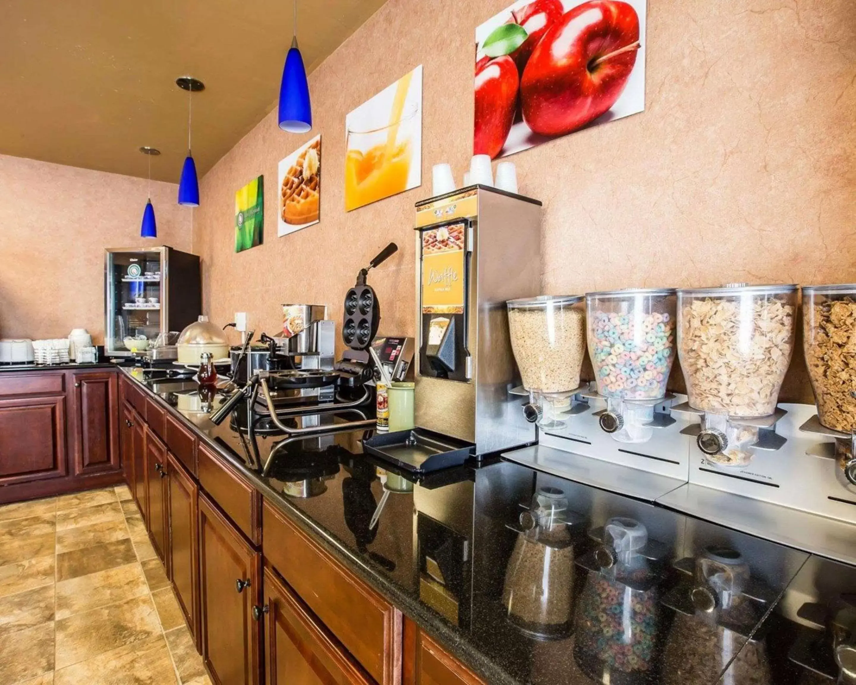 Restaurant/places to eat, Kitchen/Kitchenette in Quality Inn & Suites - Greensboro-High Point