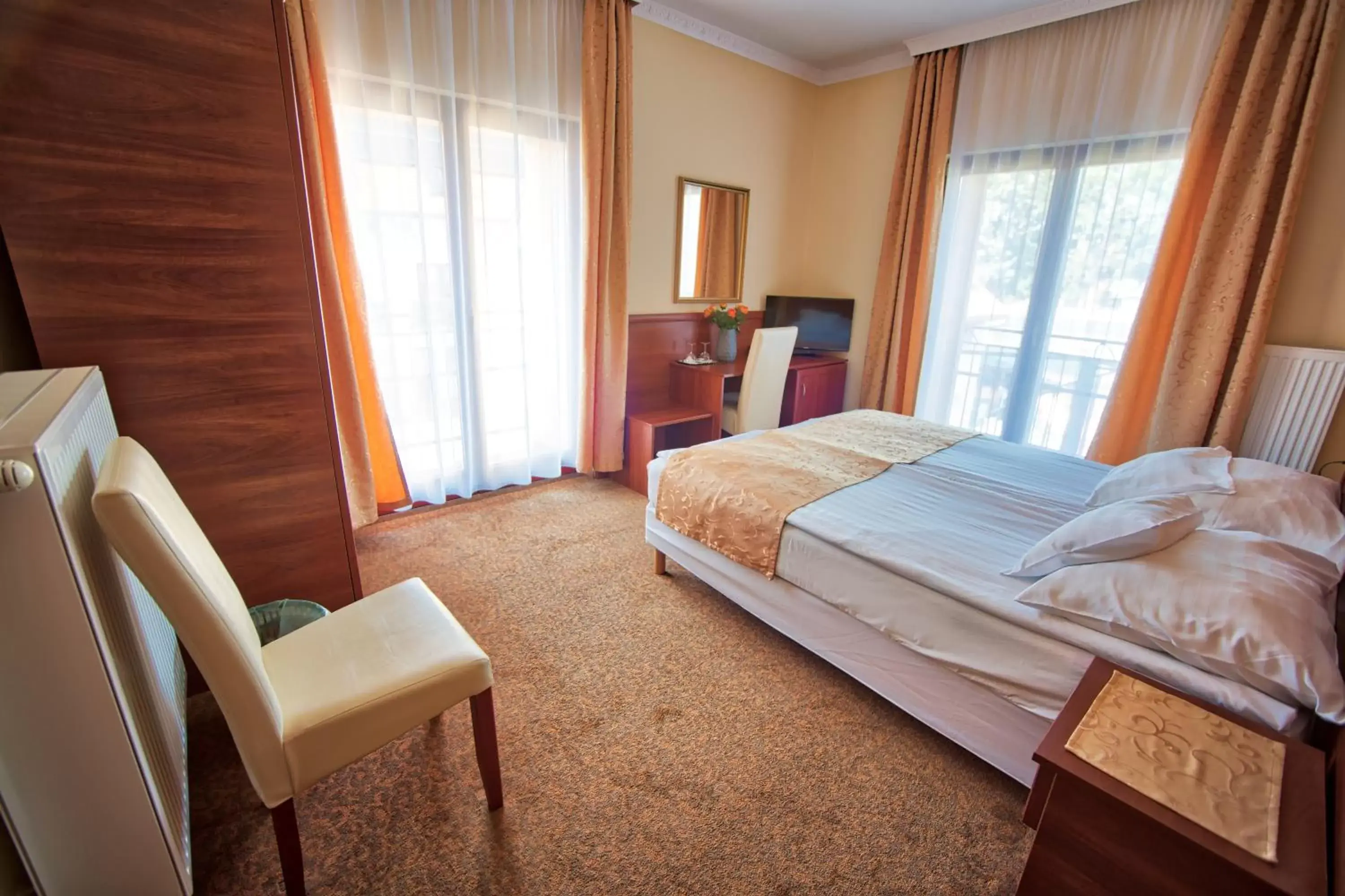 Bathroom, Bed in Hotel Viktória