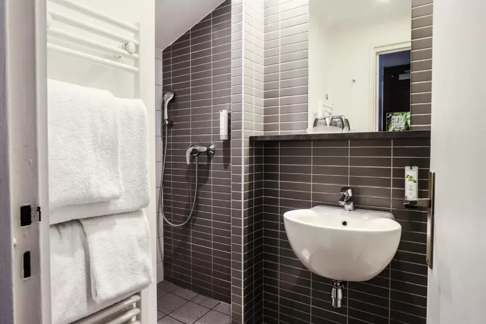 Toilet, Bathroom in Hotel Des Cedres
