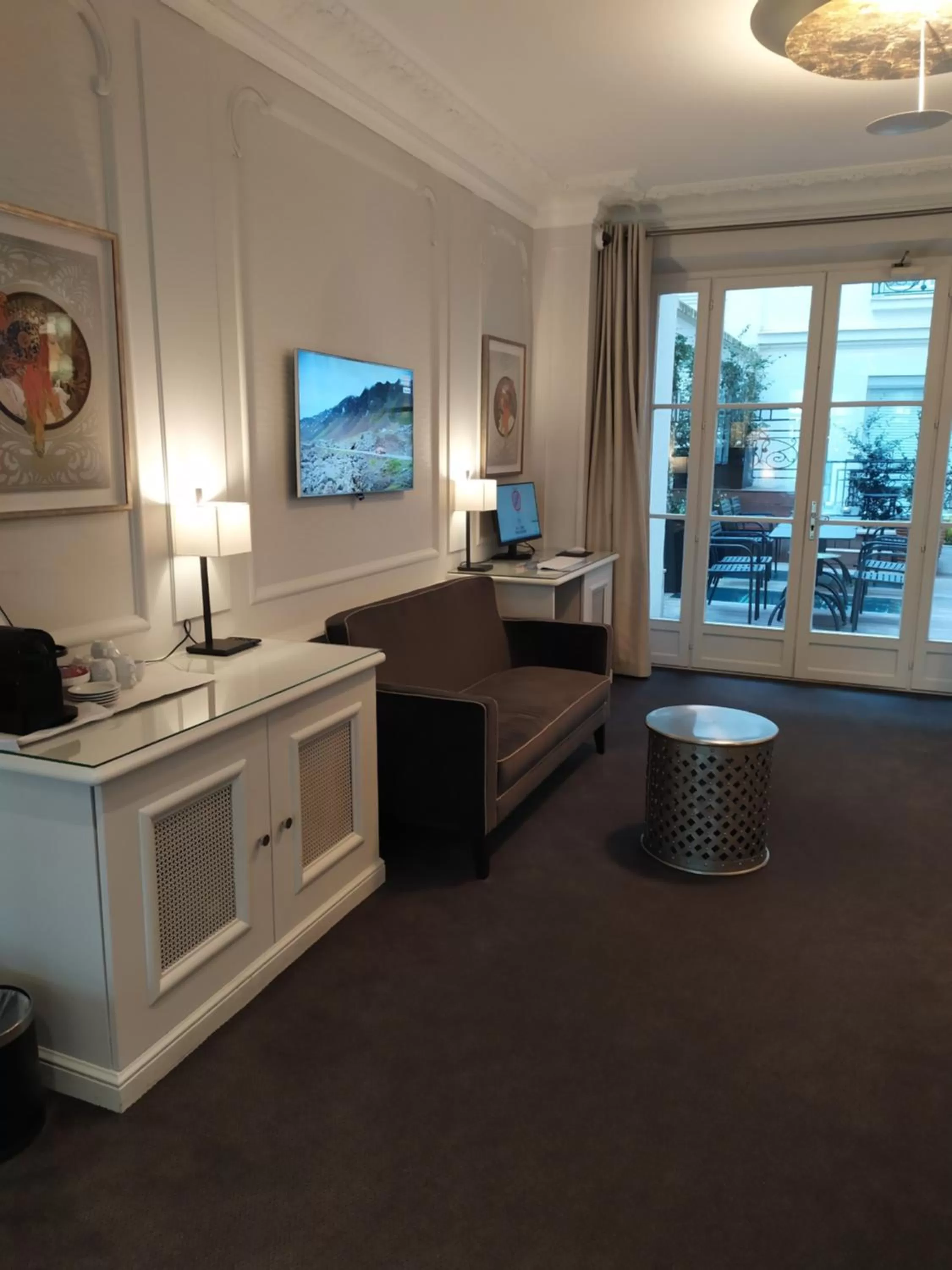 Communal lounge/ TV room in Elysées Ceramic