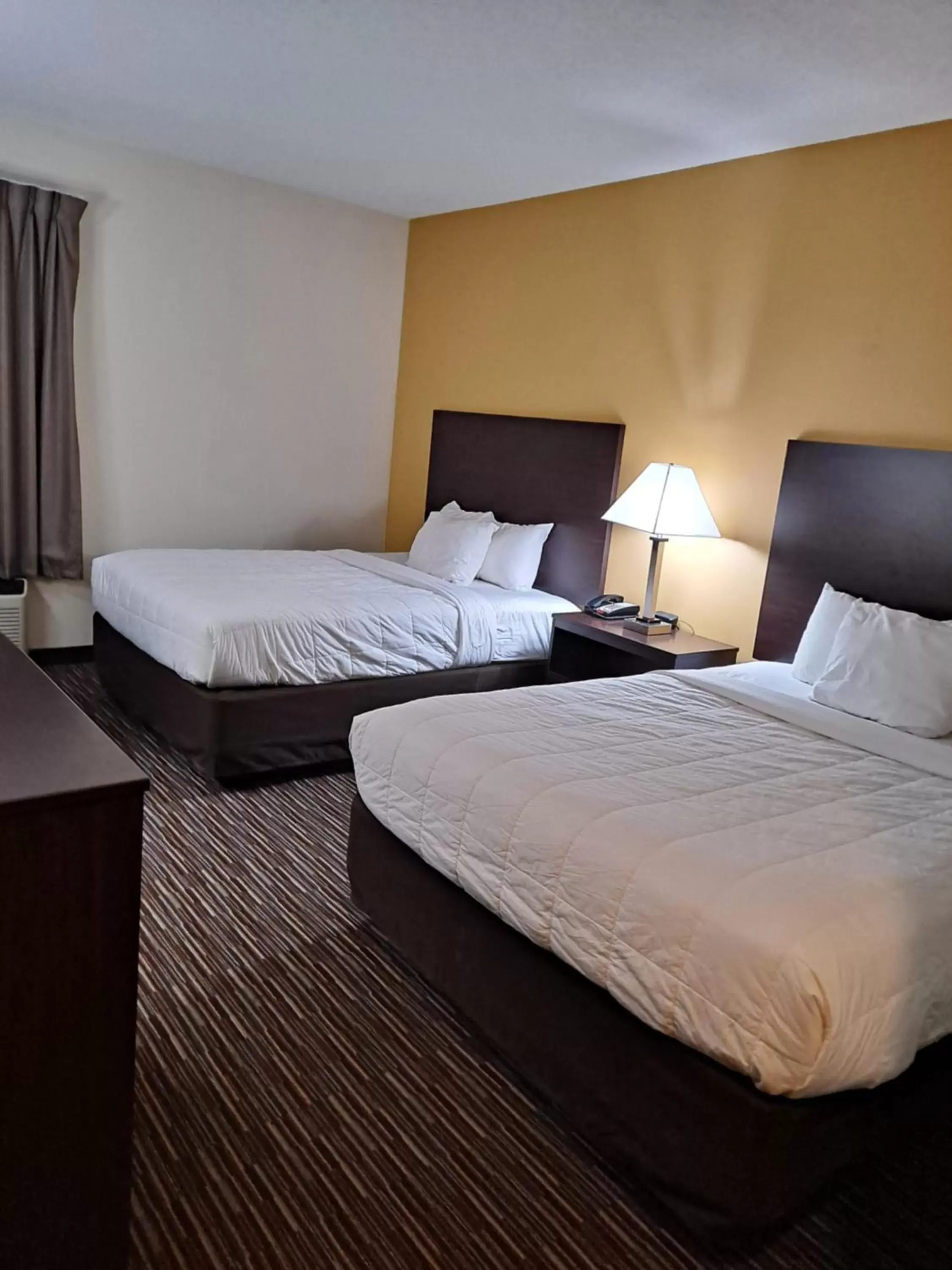 Photo of the whole room, Bed in SureStay by Best Western Grayson
