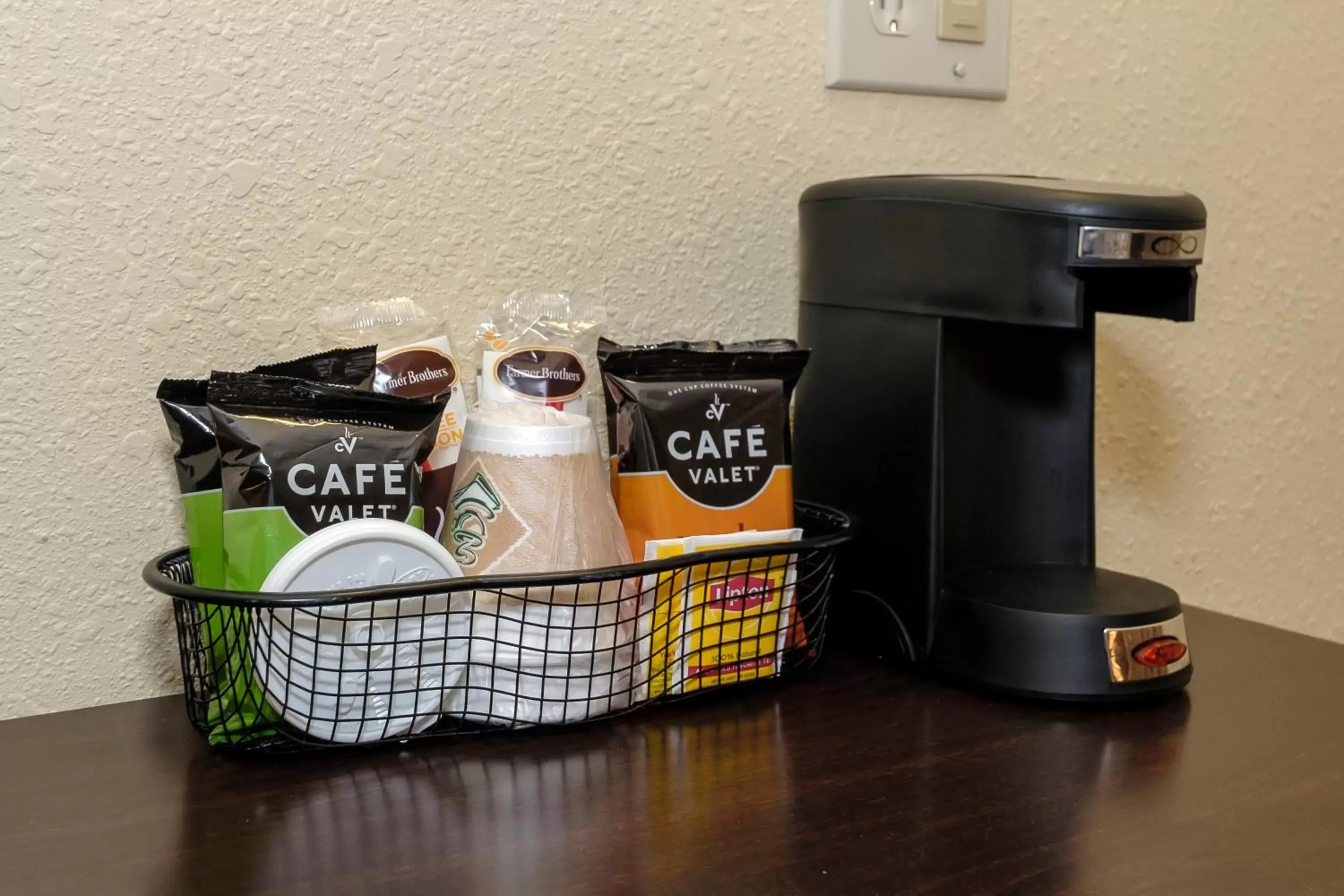 Photo of the whole room, Coffee/Tea Facilities in Red Roof Inn Osage Beach - Lake of the Ozarks