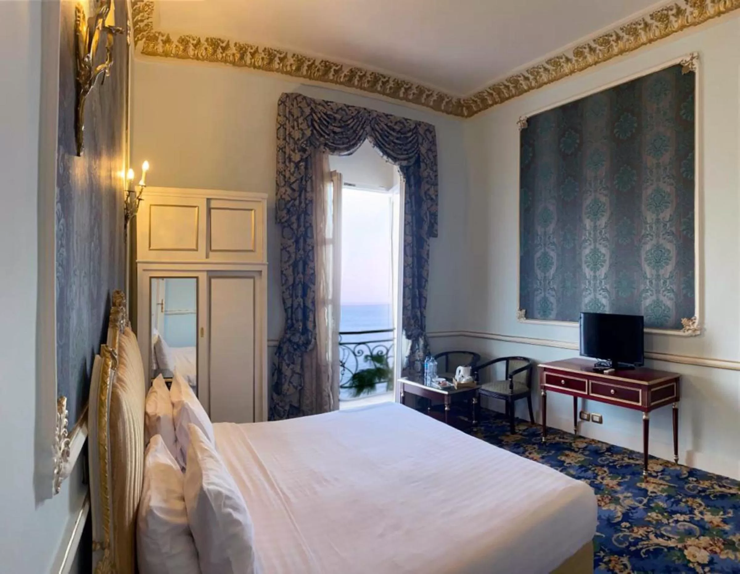 Photo of the whole room, Bed in Windsor Palace Luxury Heritage Hotel Since 1906 by Paradise Inn Group