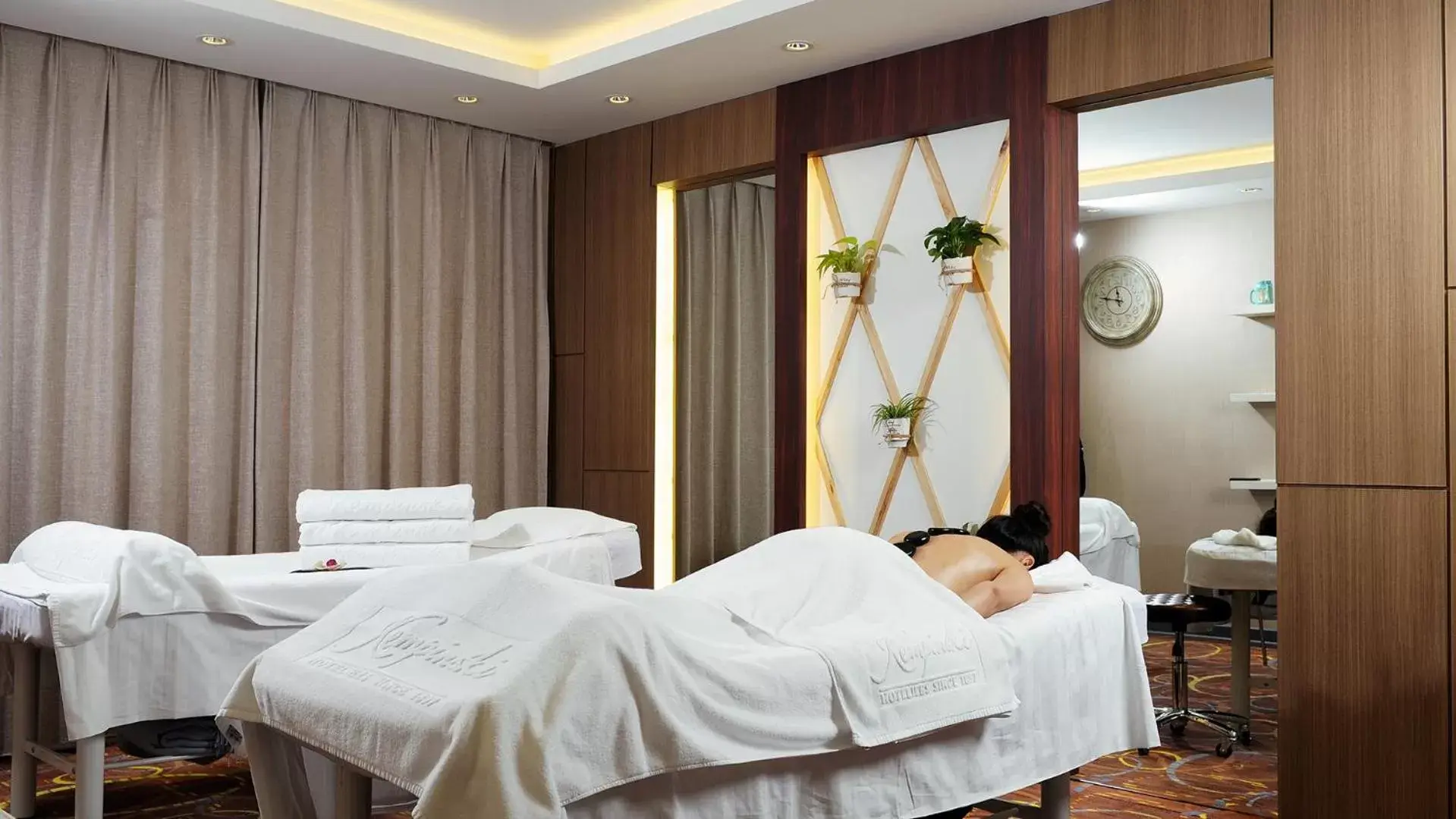 Massage, Bed in Kempinski Hotel Khan Palace
