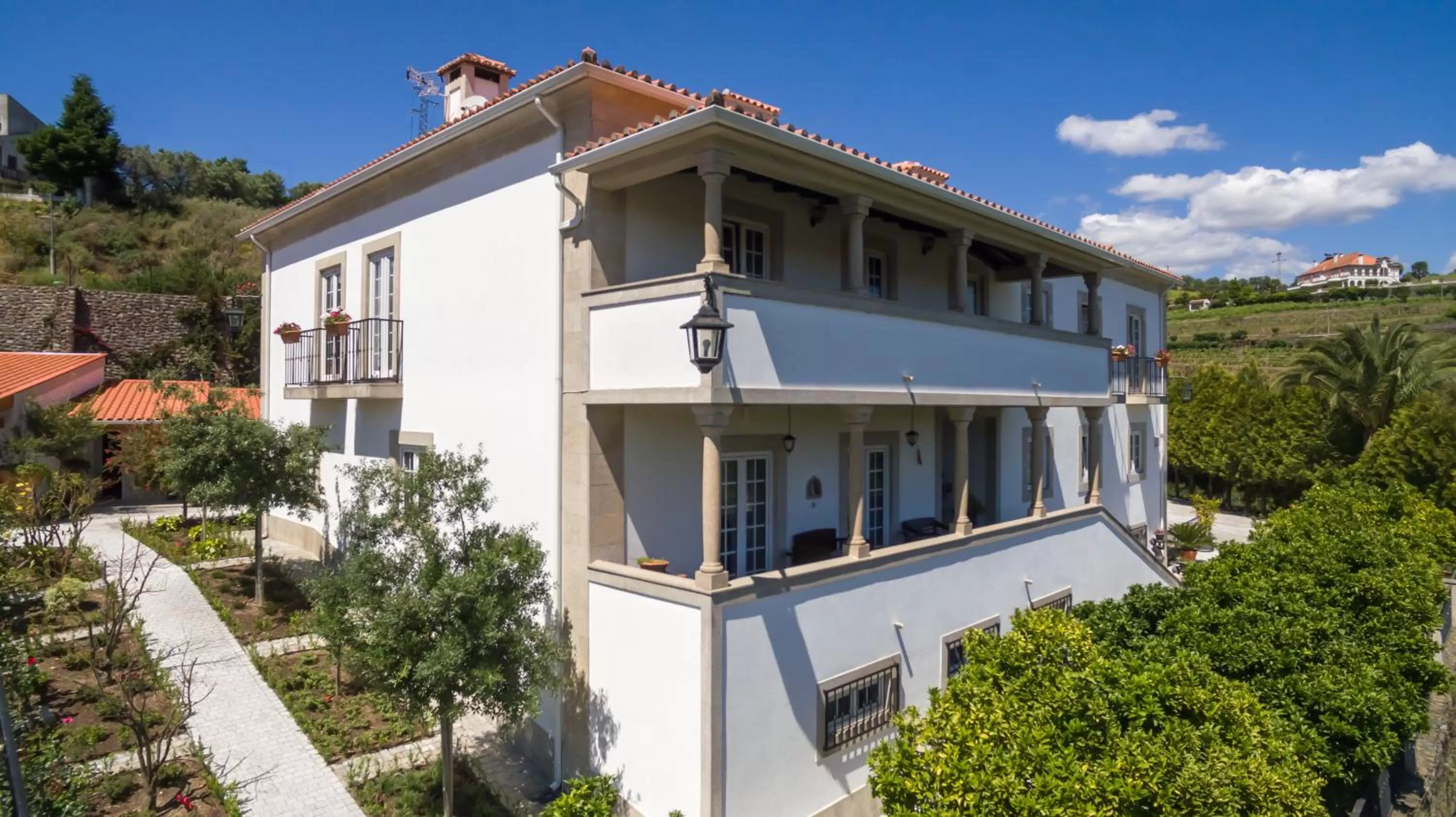 Property building in Casa de São Domingos