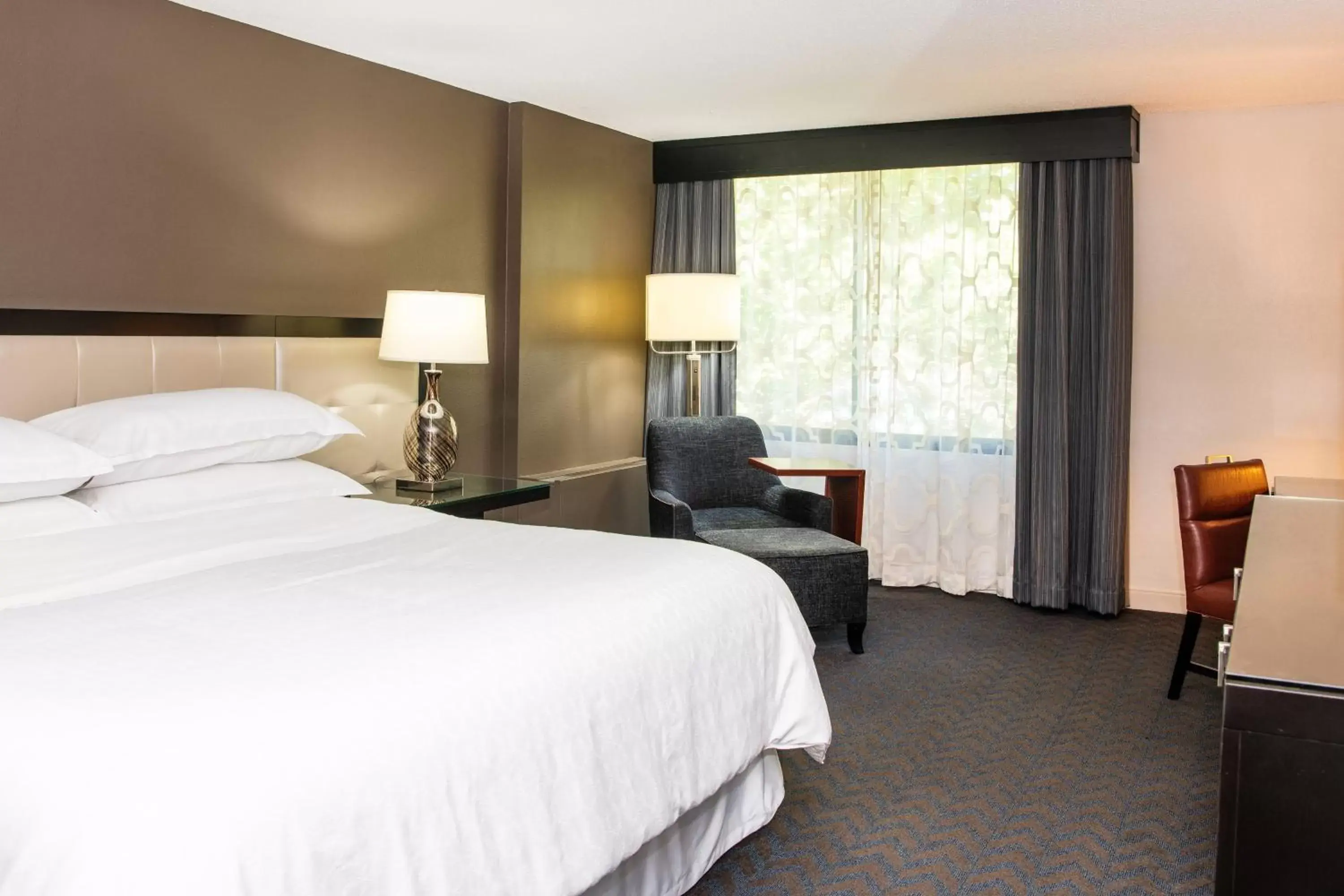 Photo of the whole room, Bed in Sheraton Minneapolis West Hotel