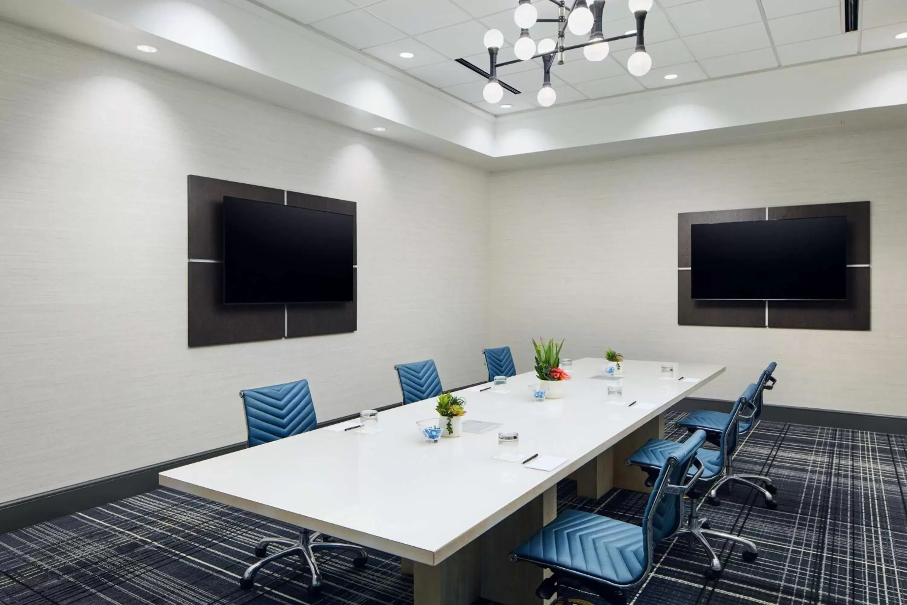 Meeting/conference room, TV/Entertainment Center in Hilton Charlotte Airport Hotel