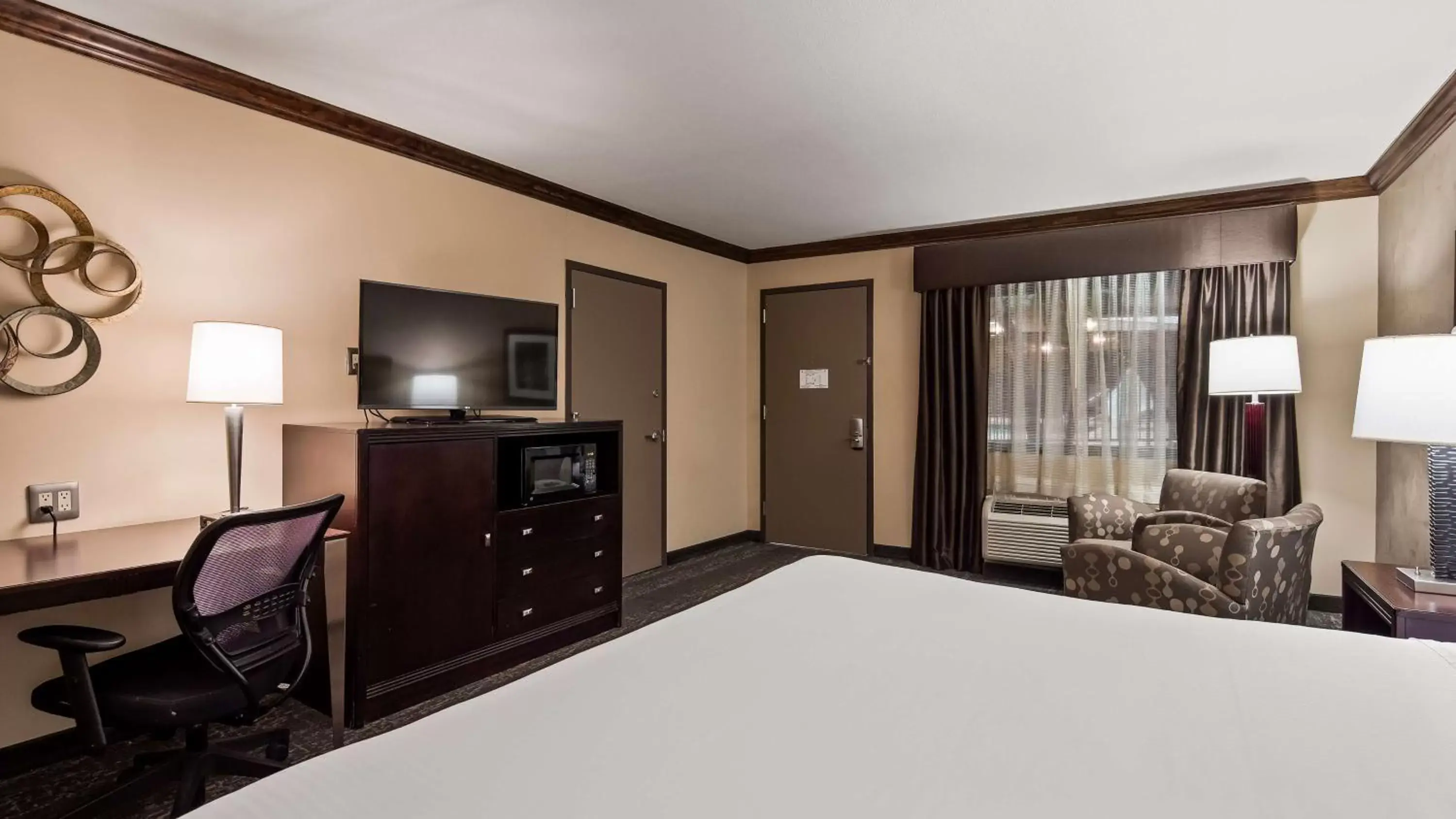 Bed, TV/Entertainment Center in Best Western Plus Raton Hotel