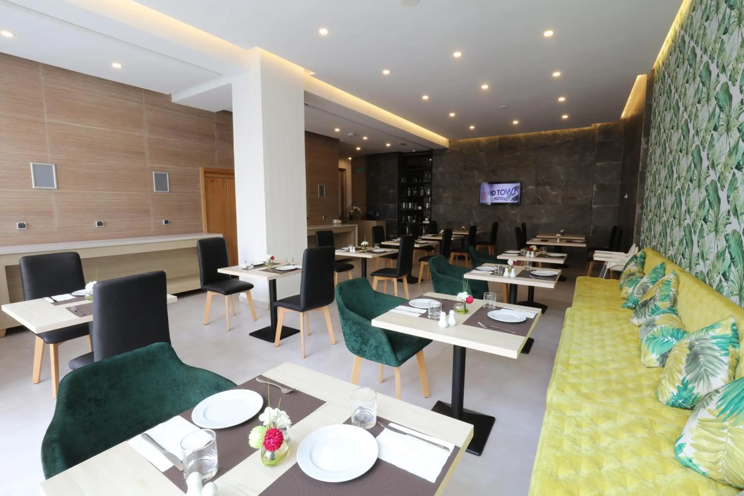 Restaurant/Places to Eat in MID TOWN Hotel Casablanca