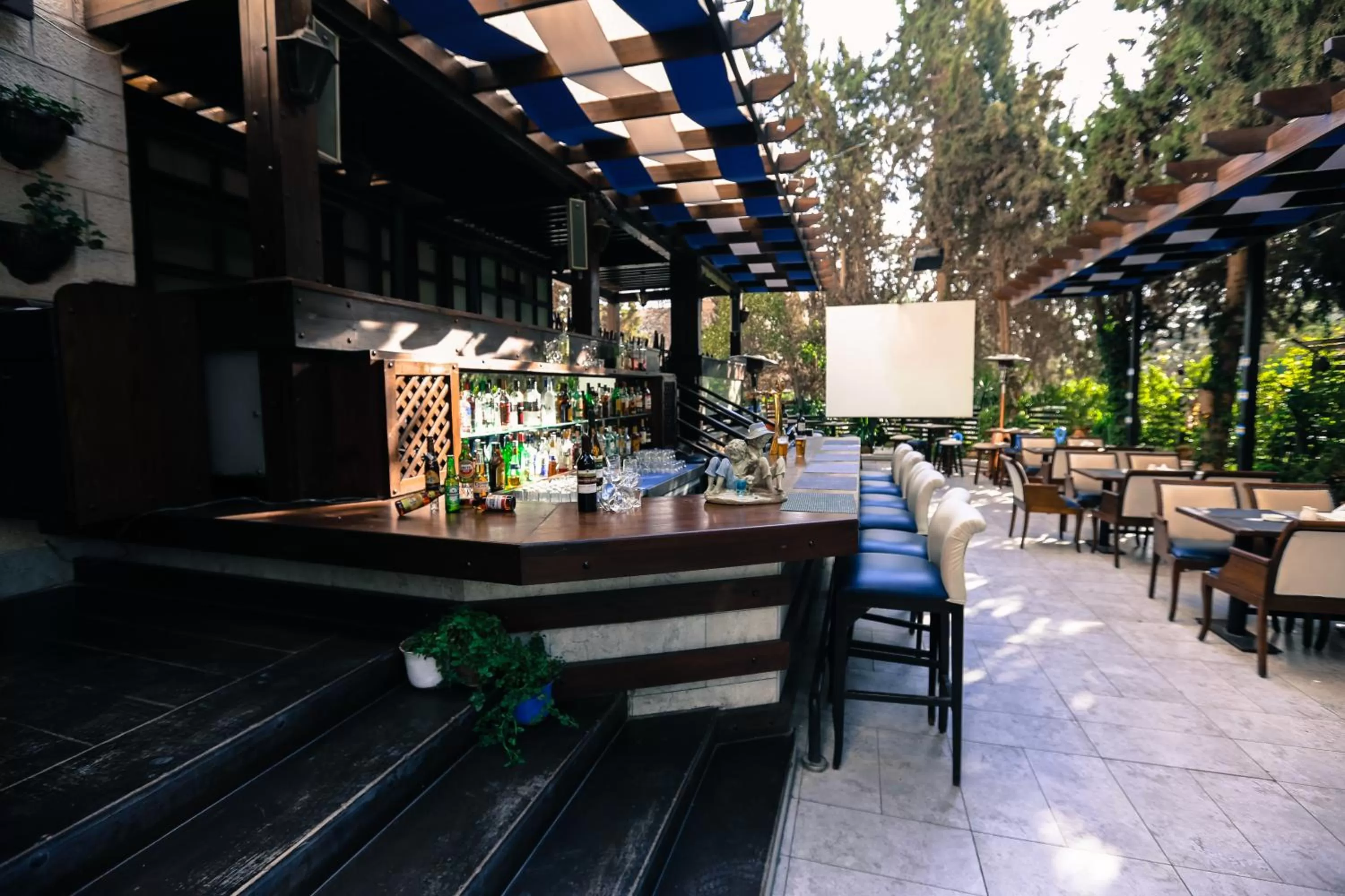 Restaurant/places to eat in Hisham Hotel