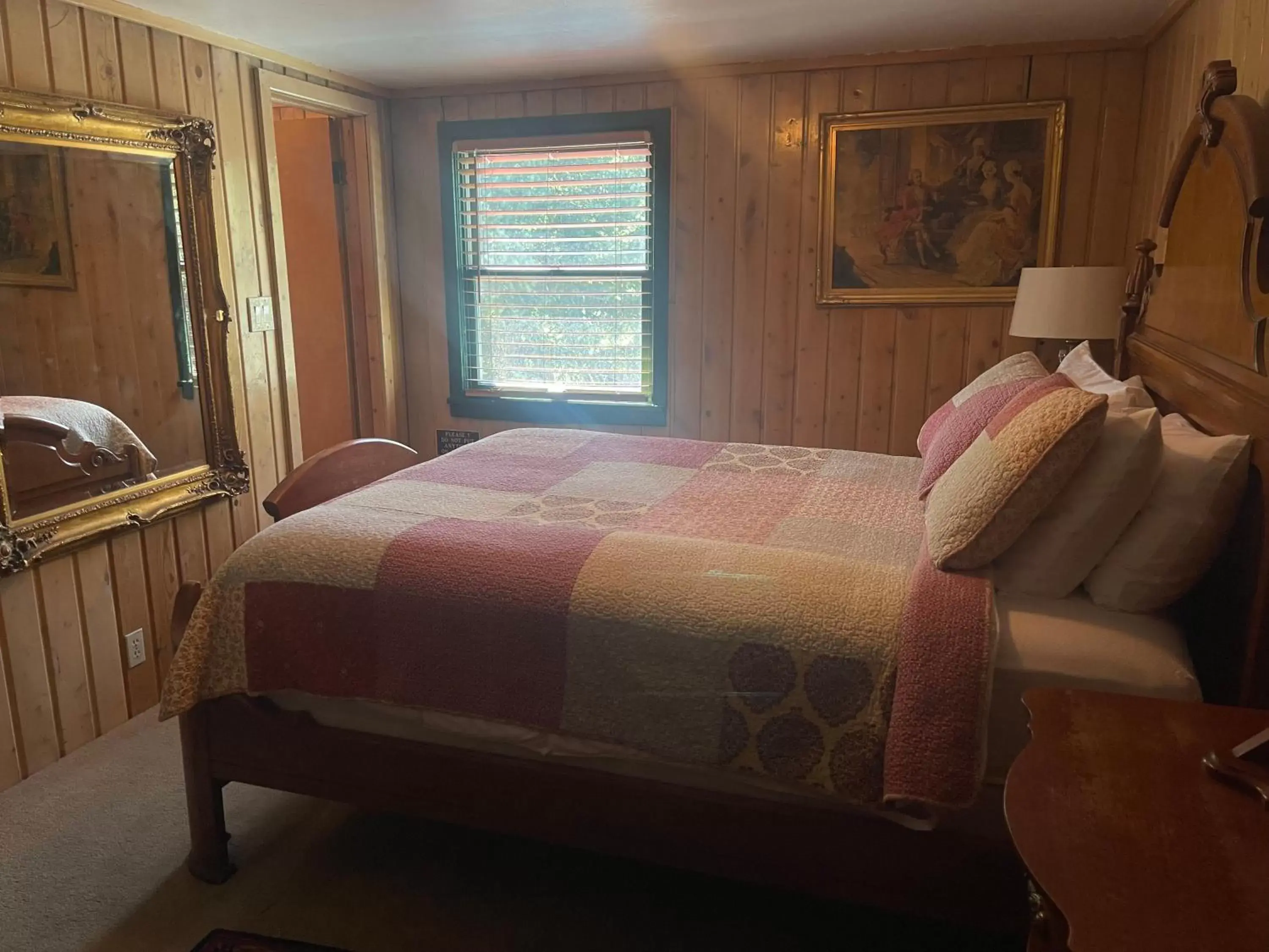 Bed in Silver Fork Lodge & Restaurant