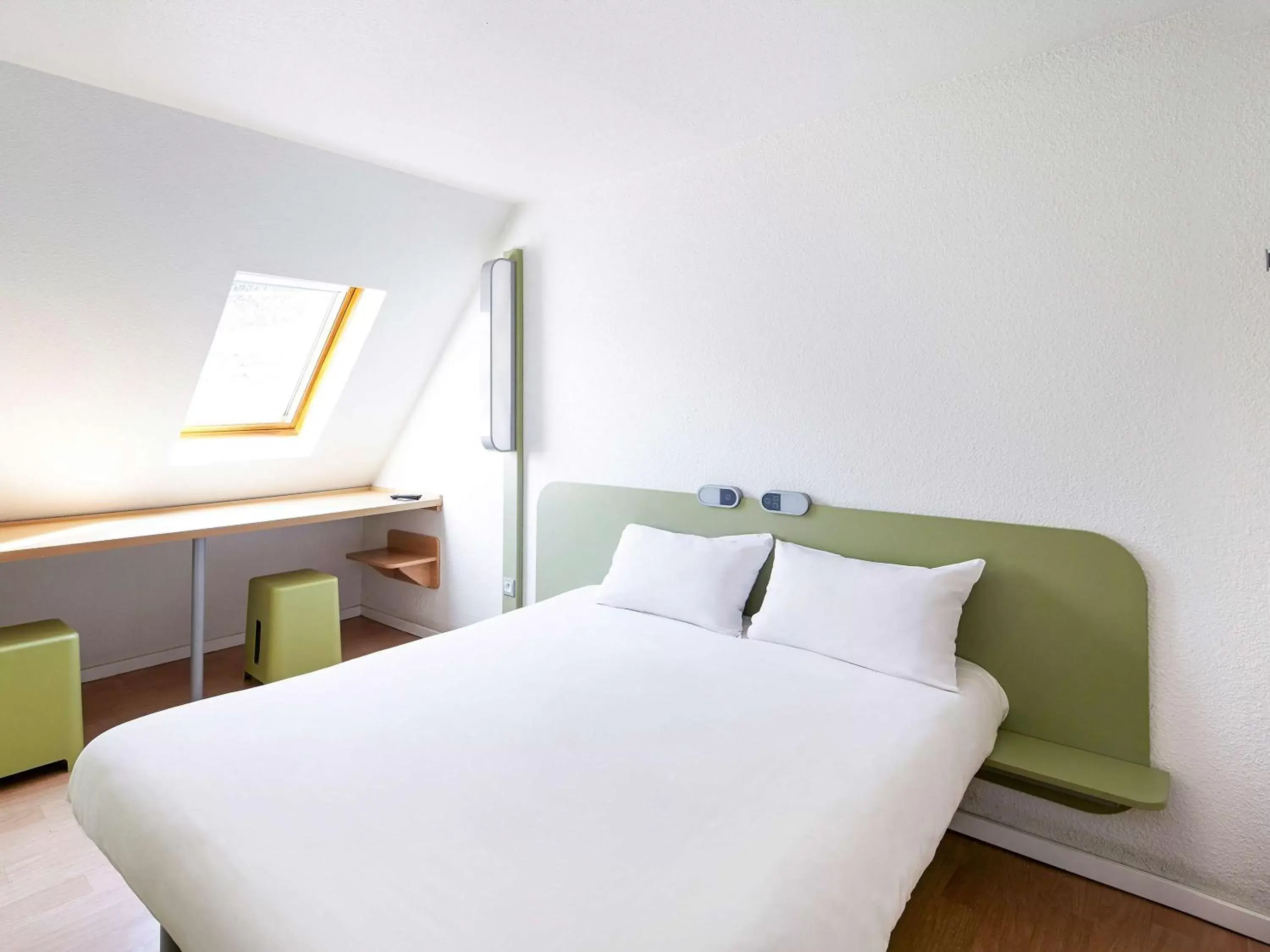 Photo of the whole room, Bed in ibis budget Blois Centre