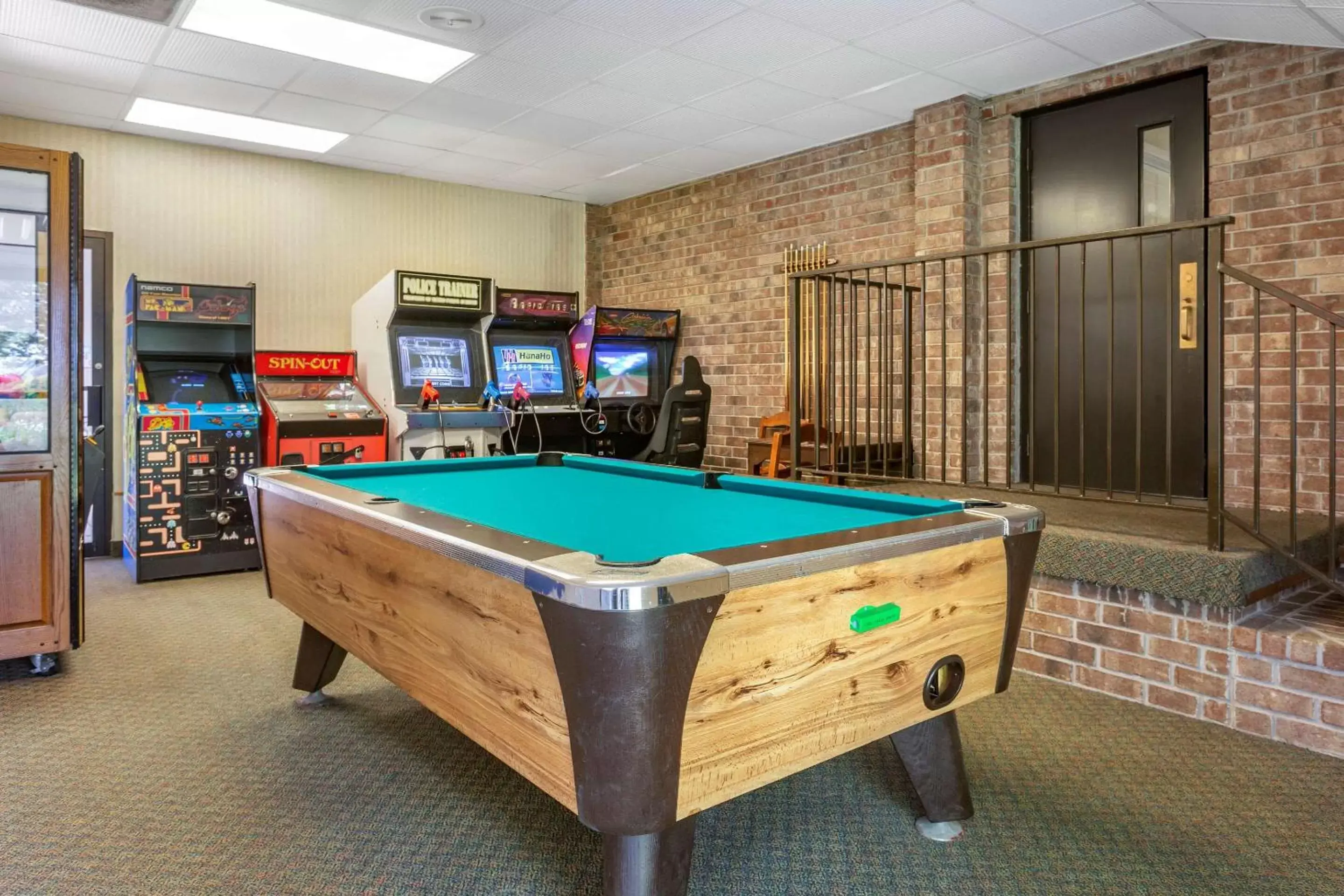 On site, Billiards in Comfort Inn at Thousand Hills