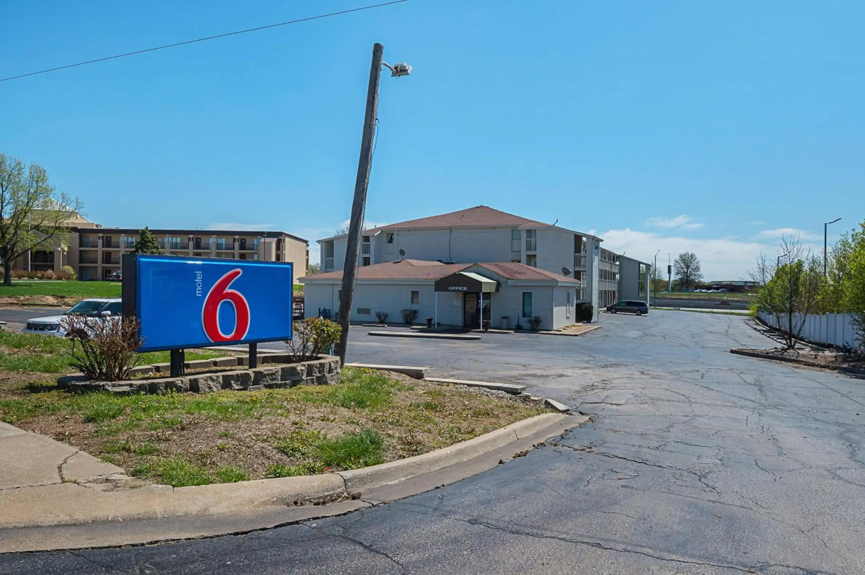 Property Building in Motel 6 Blue Springs, MO