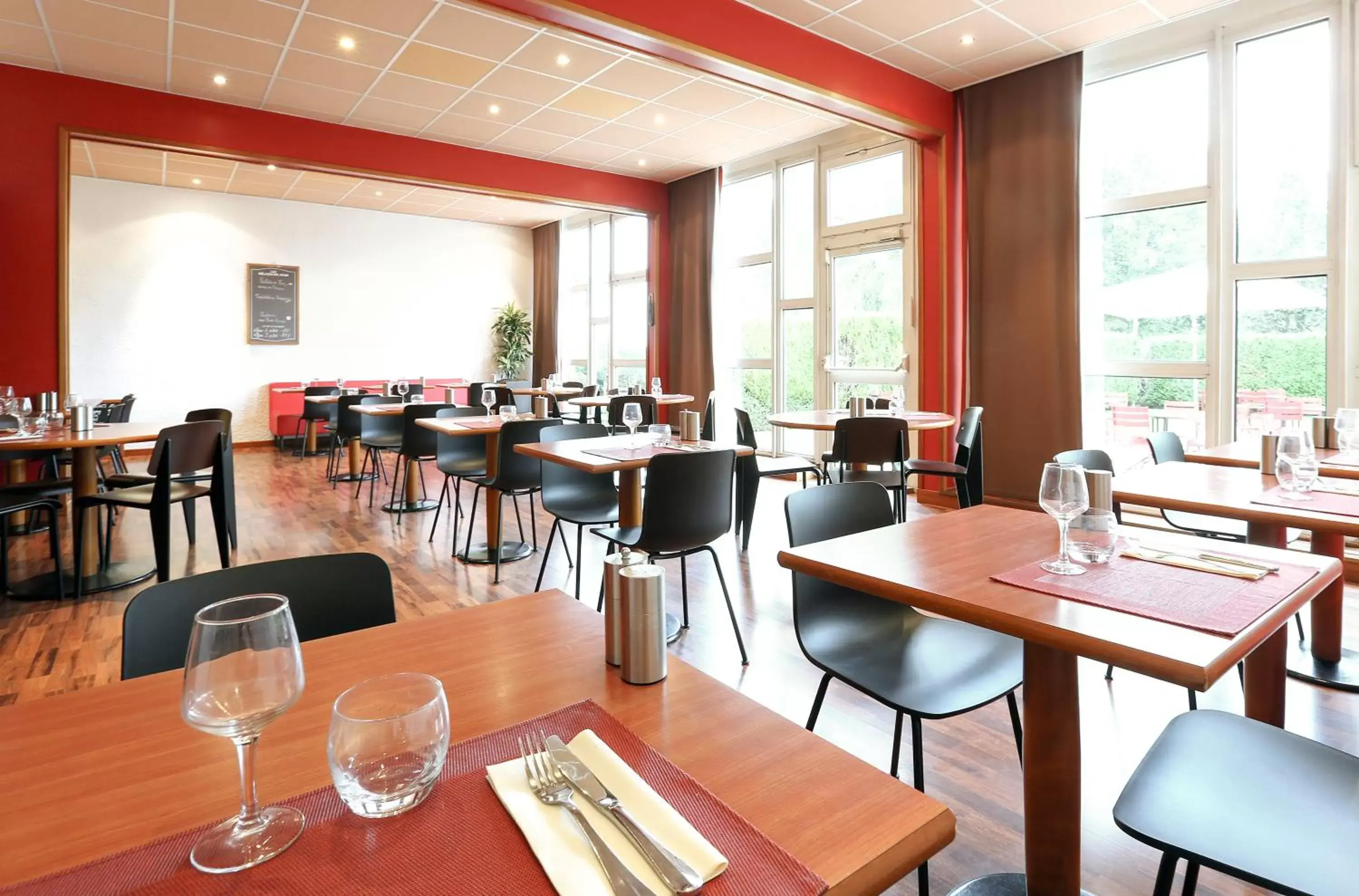 Property building, Restaurant/Places to Eat in ibis Charleville Mézières