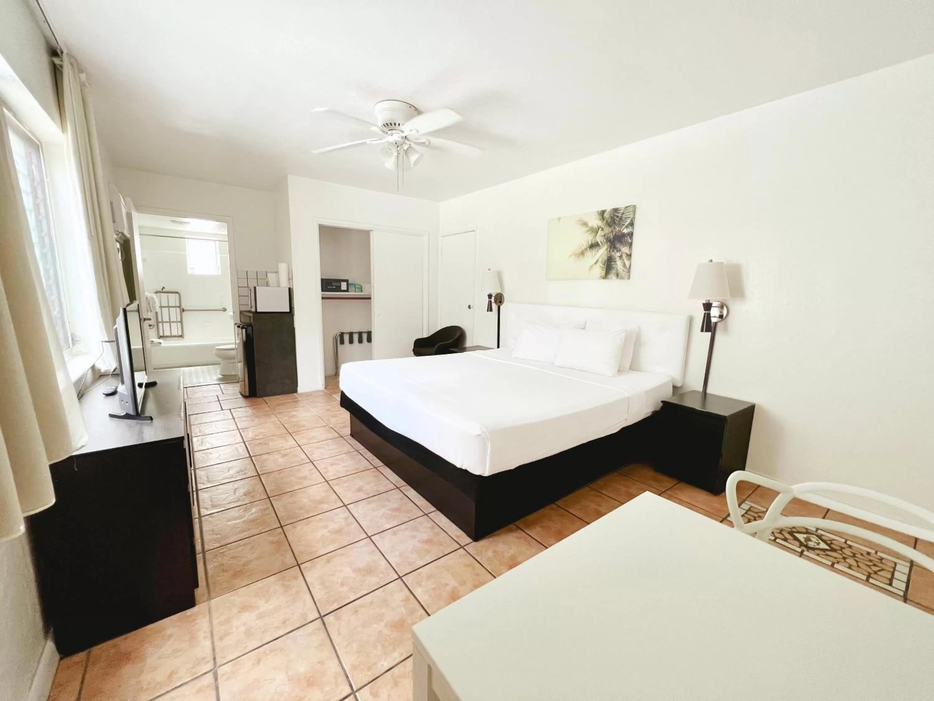 Photo of the whole room, Bed in Tropi Rock