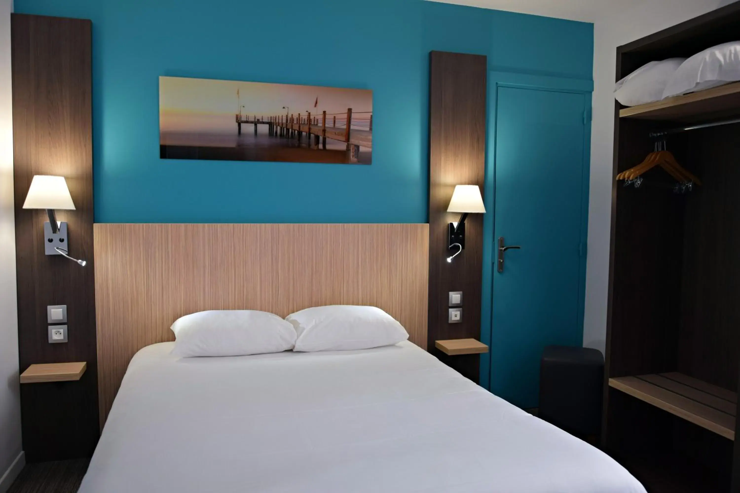 Photo of the whole room, Bed in Contact Hotel Le Seino Marin - Cléon Elbeuf