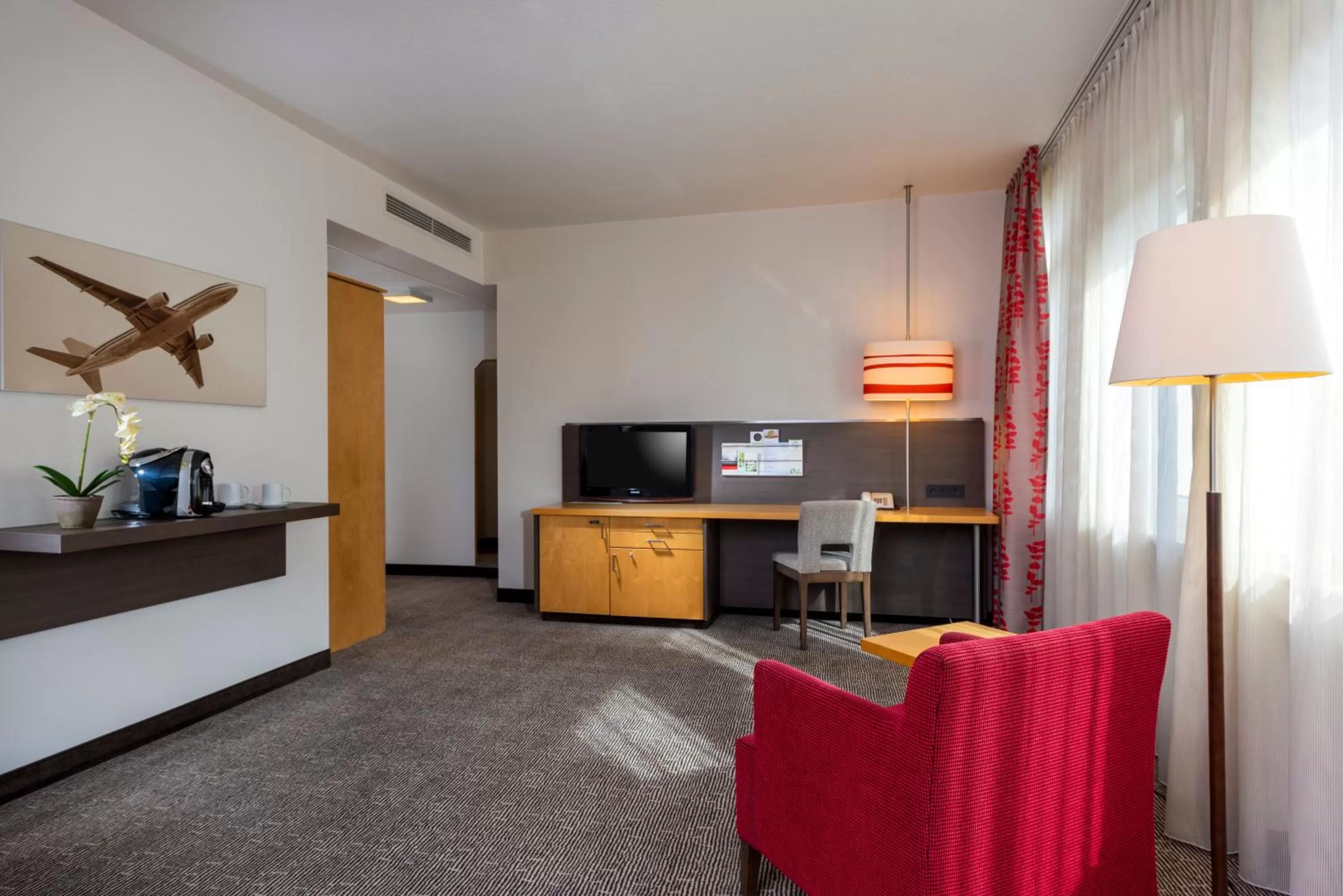 Photo of the whole room in Holiday Inn Frankfurt Airport - Neu-Isenburg by IHG