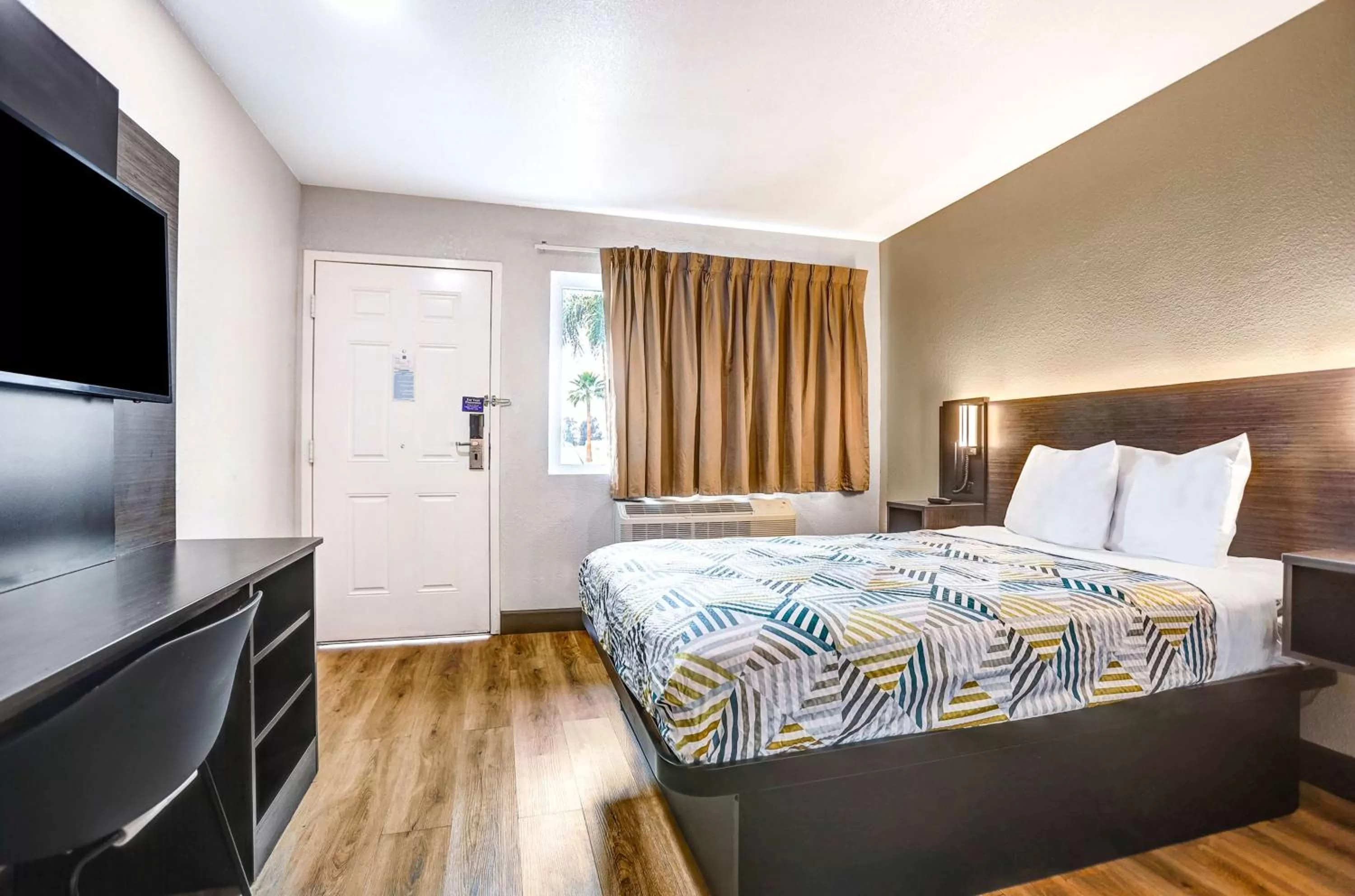 Photo of the whole room, Bed in Motel 6-San Bernardino, CA - South