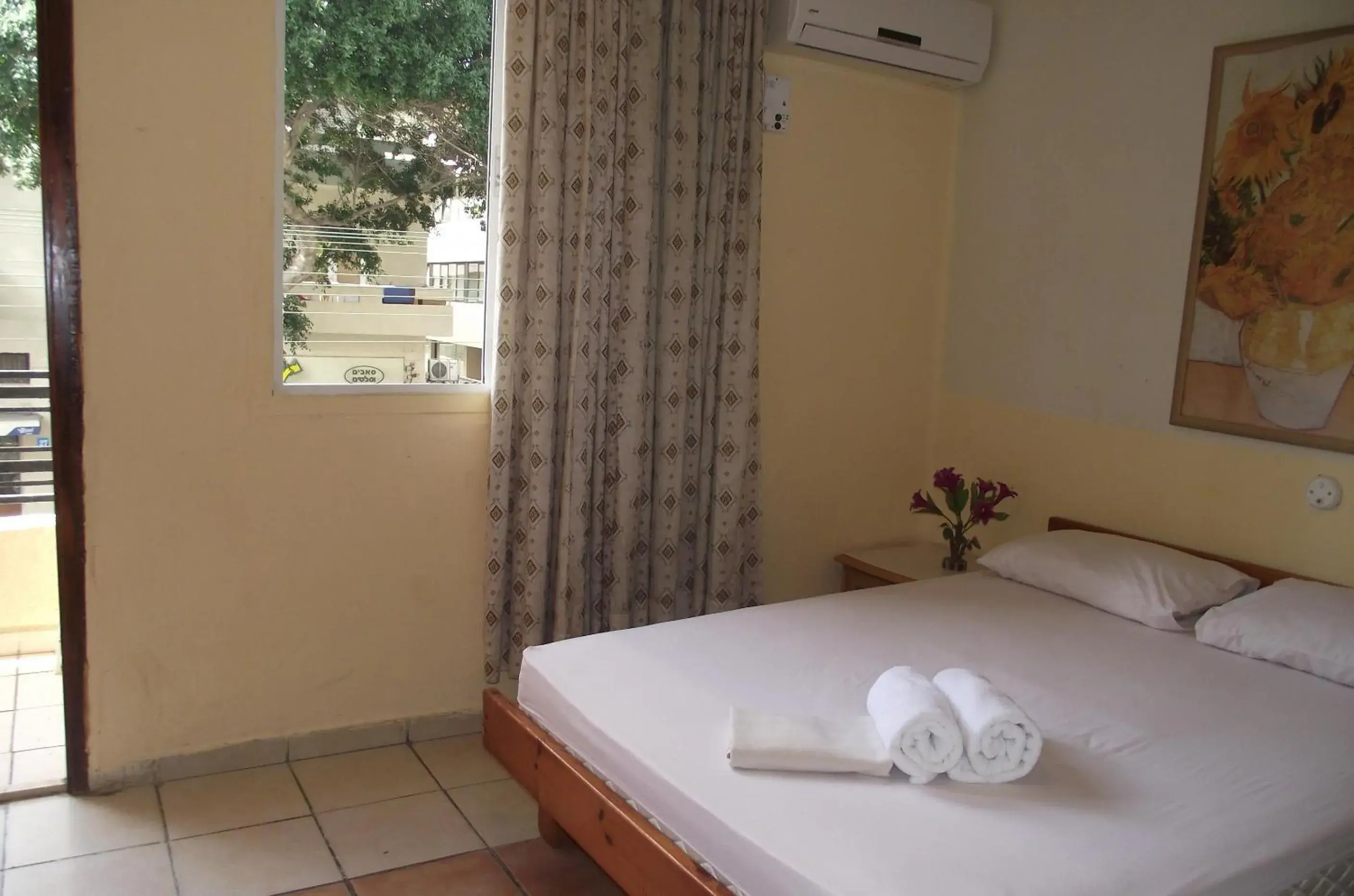 Double or Twin Room with Air Conditioning in Sky Hostel