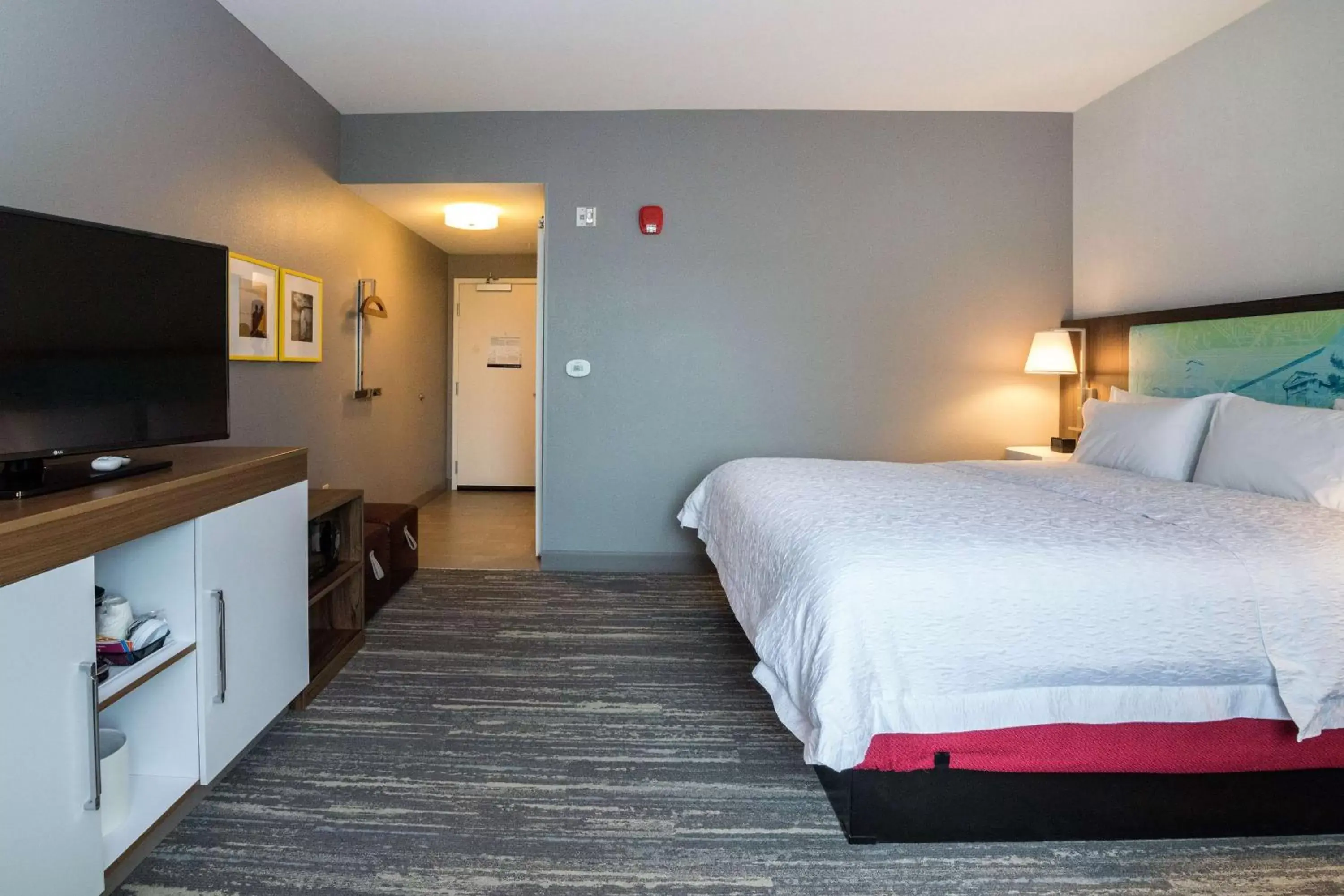 Bedroom, Bed in Hampton Inn & Suites - Allen Park