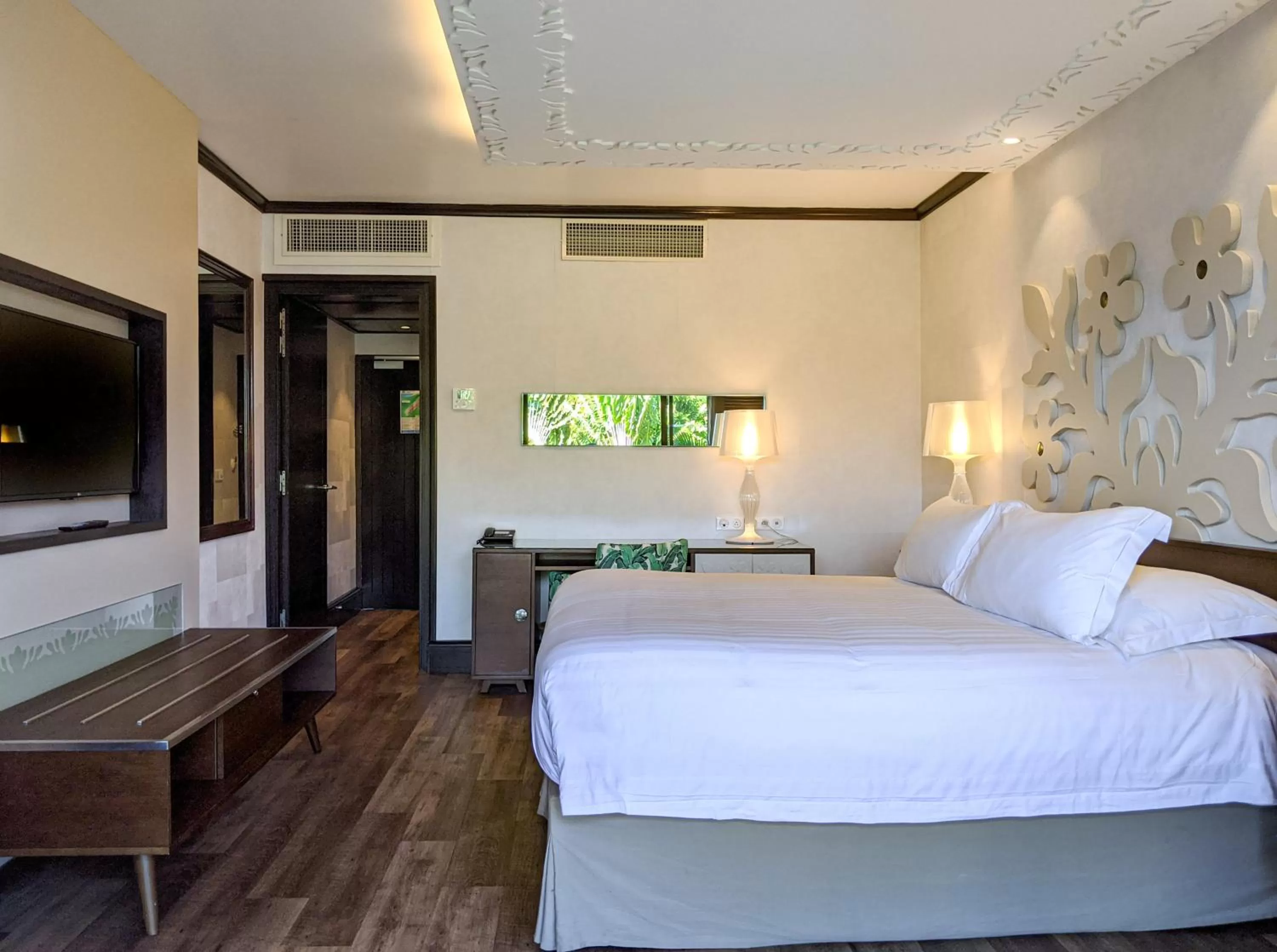 Photo of the whole room, Bed in InterContinental Tahiti Resort & Spa by IHG