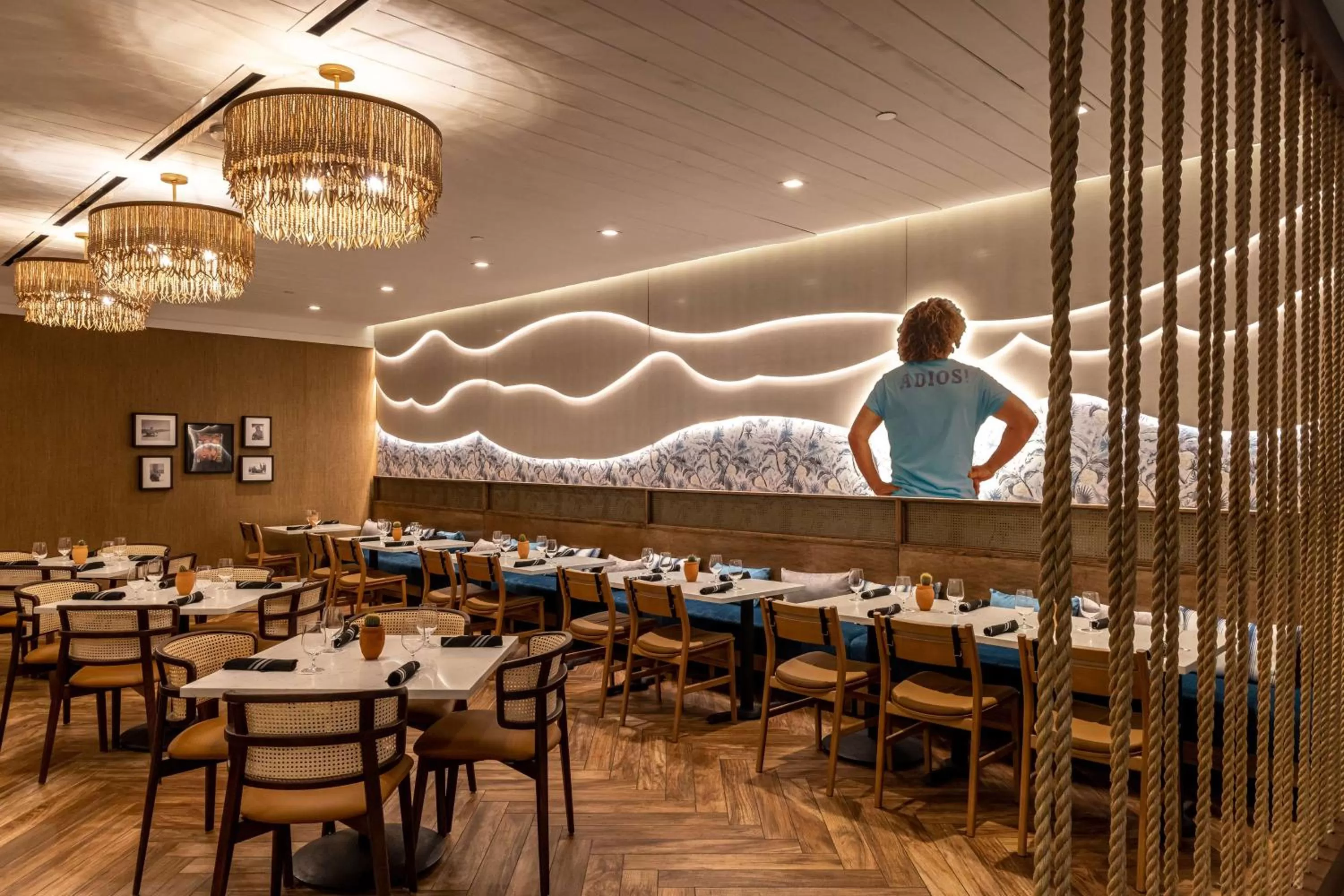 Lounge or bar in The Waterfront Beach Resort, A Hilton Hotel