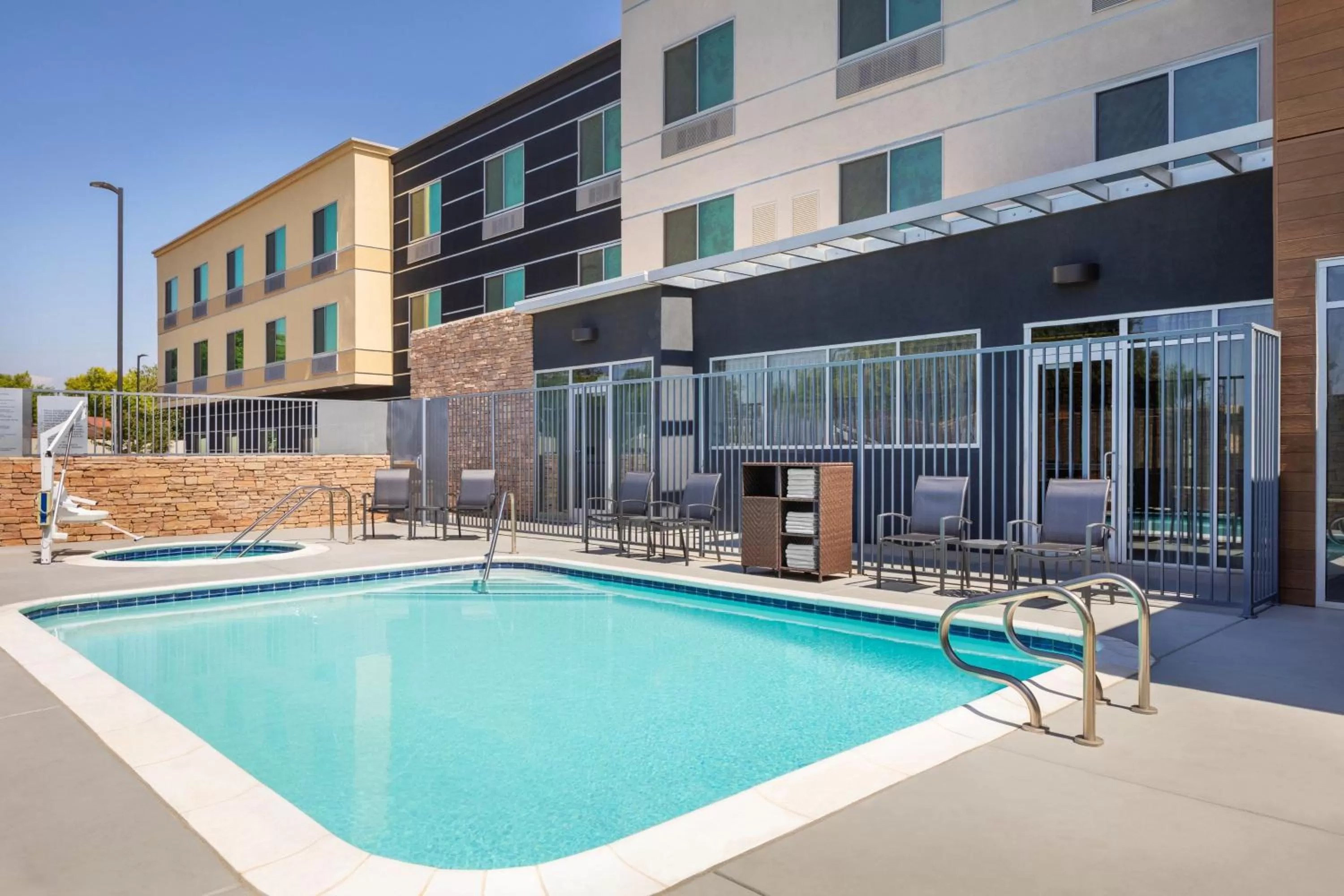 Swimming pool in Fairfield Inn & Suites by Marriott Fresno North/Shaw Avenue