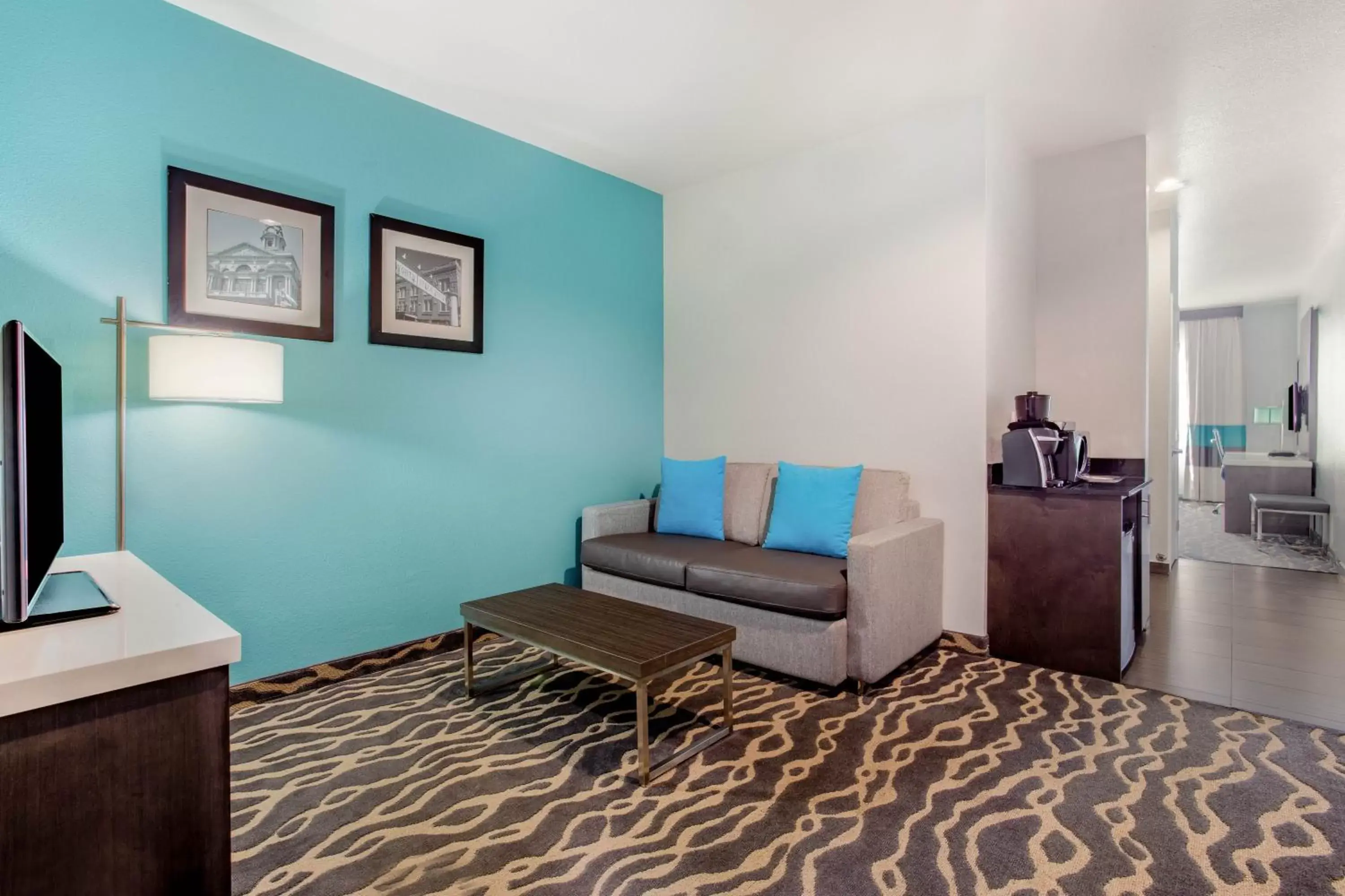 Living room, Seating Area in La Quinta Inn & Suites by Wyndham Northlake Ft. Worth