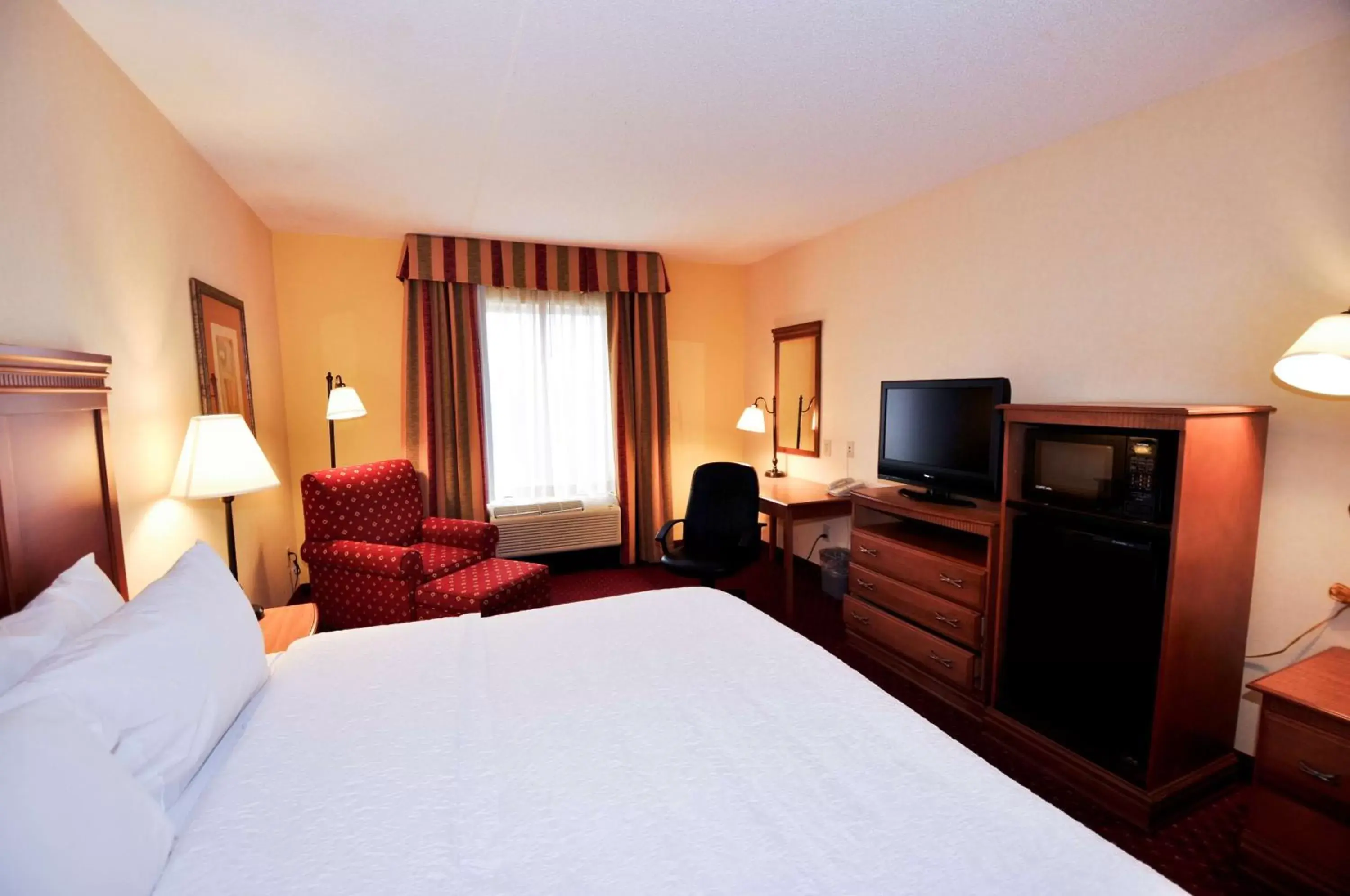 Bed, TV/Entertainment Center in Hampton Inn & Suites Louisville East