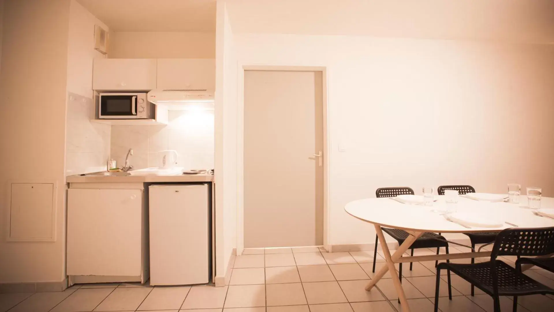 Kitchen or kitchenette, Dining Area in City Résidence Avignon (5 Epi)