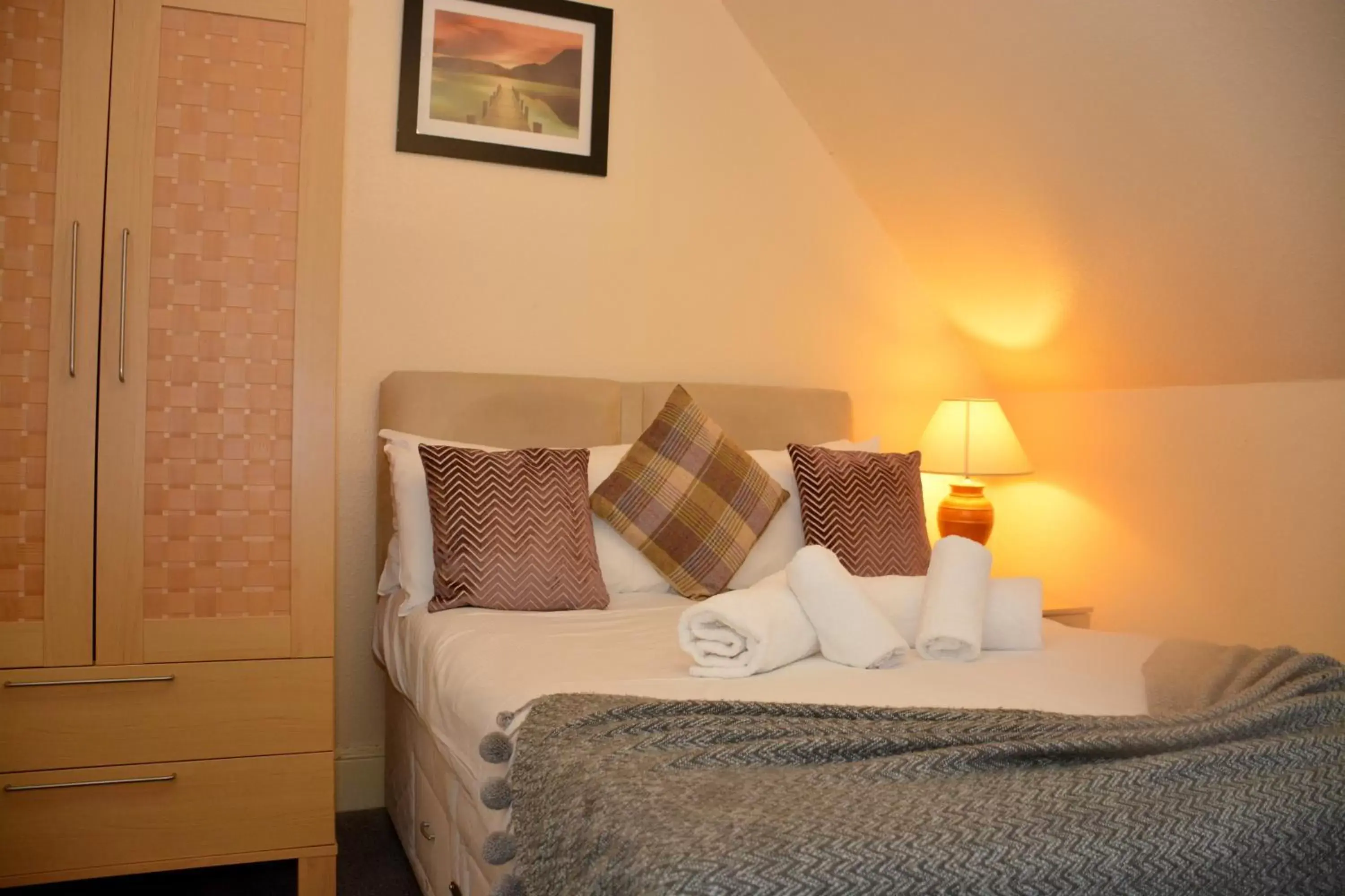 Bedroom, Bed in McKays Hotel