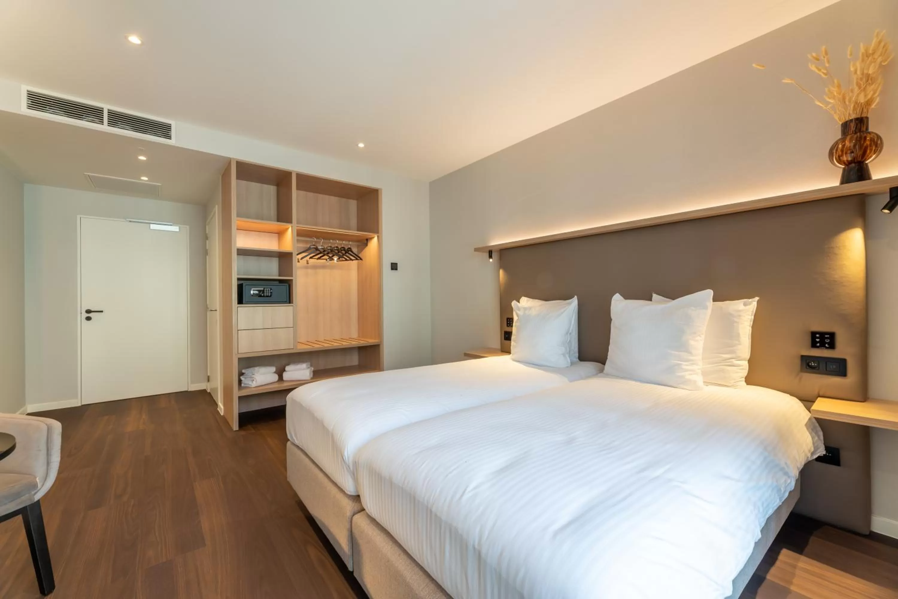 Twin Room - Disability Access in The CORNR Hotel