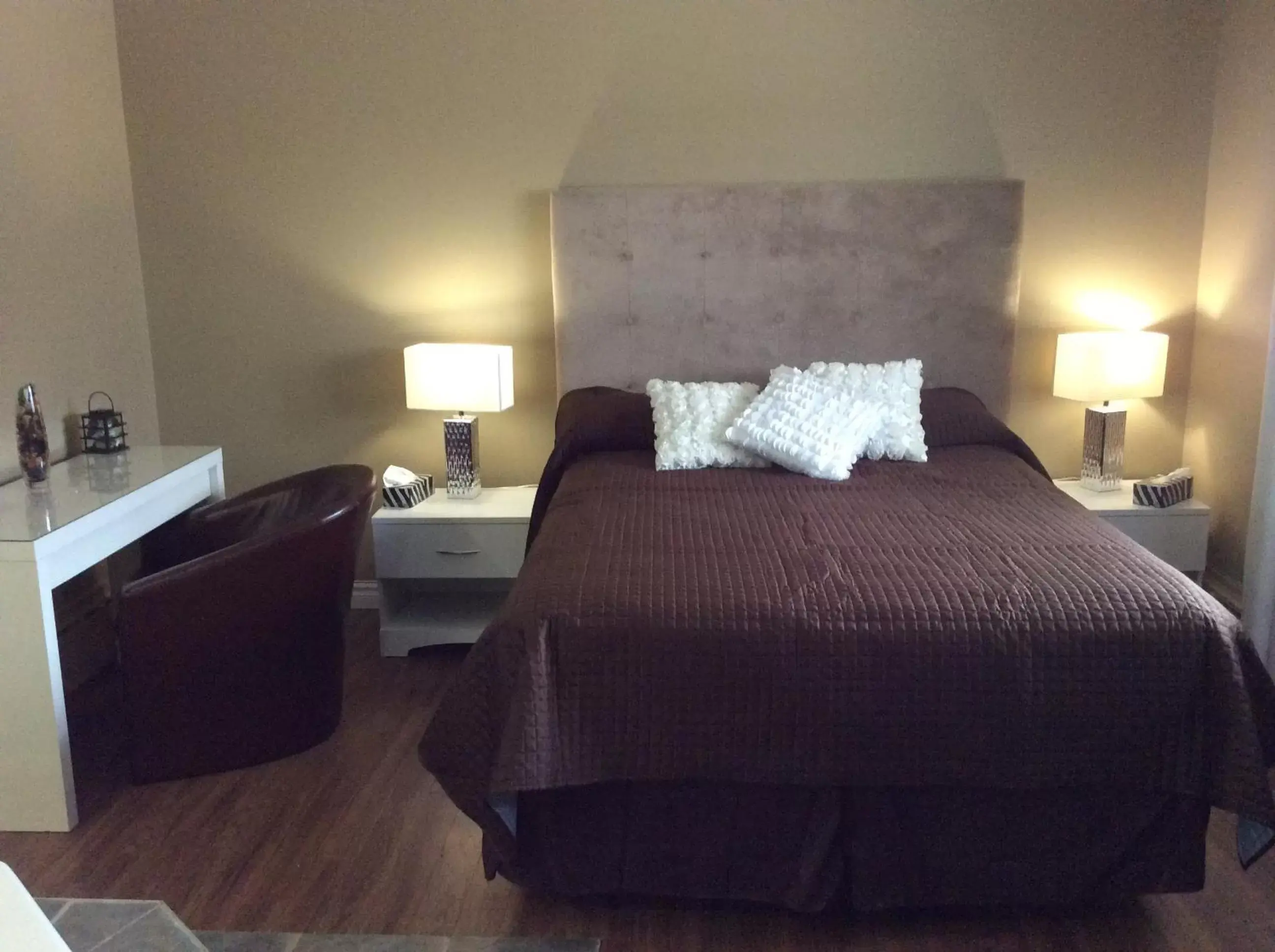 Bedroom, Bed in Miami Motel