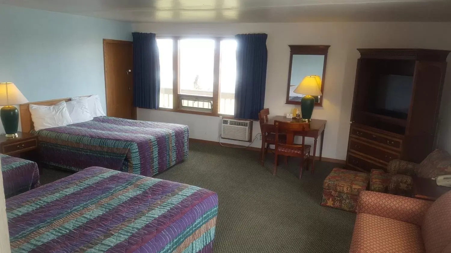 Photo of the whole room, TV/Entertainment Center in Motel Oasis