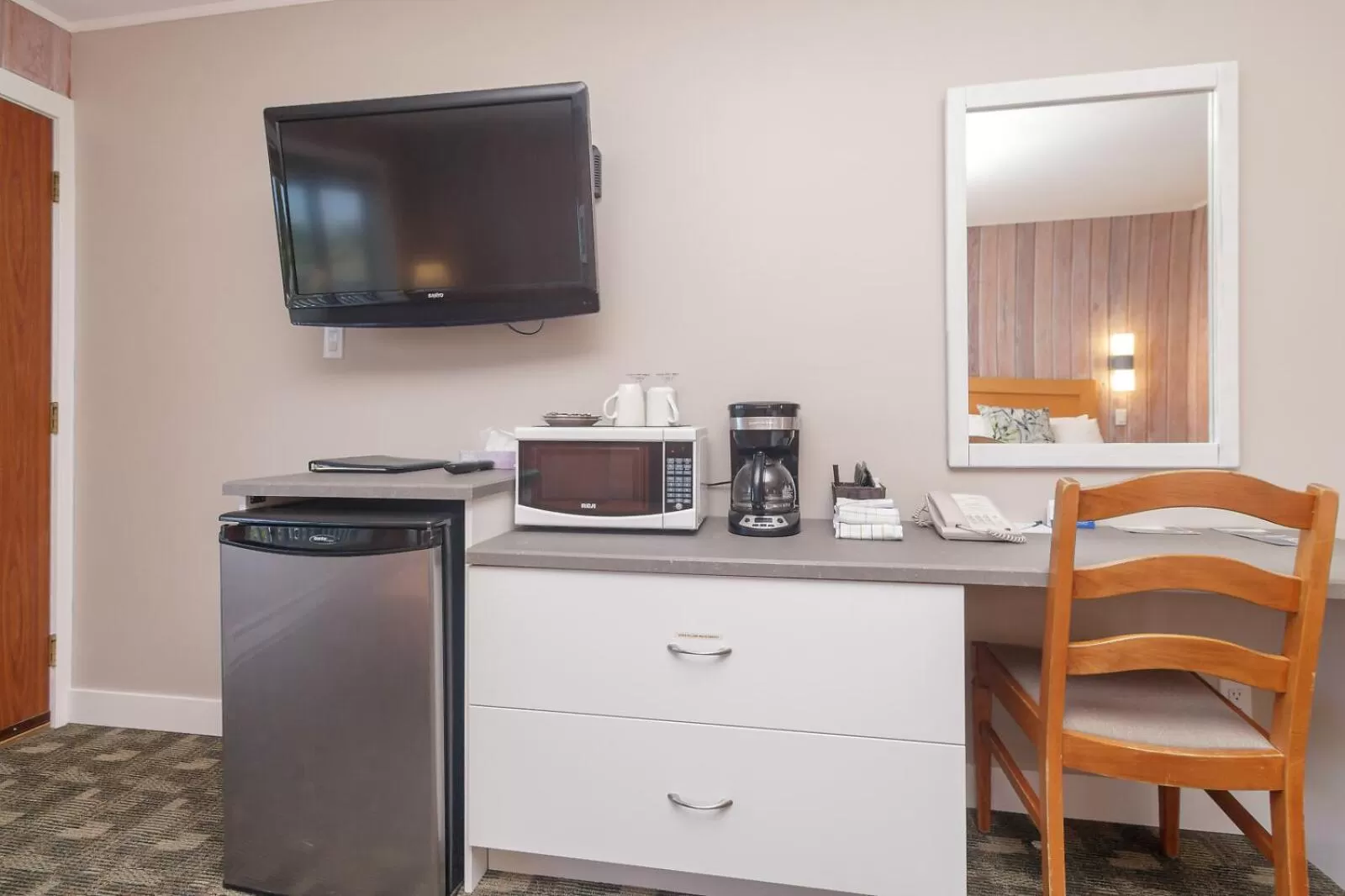 Coffee/tea facilities, TV/Entertainment Center in The Cedarwood Inn & Suites