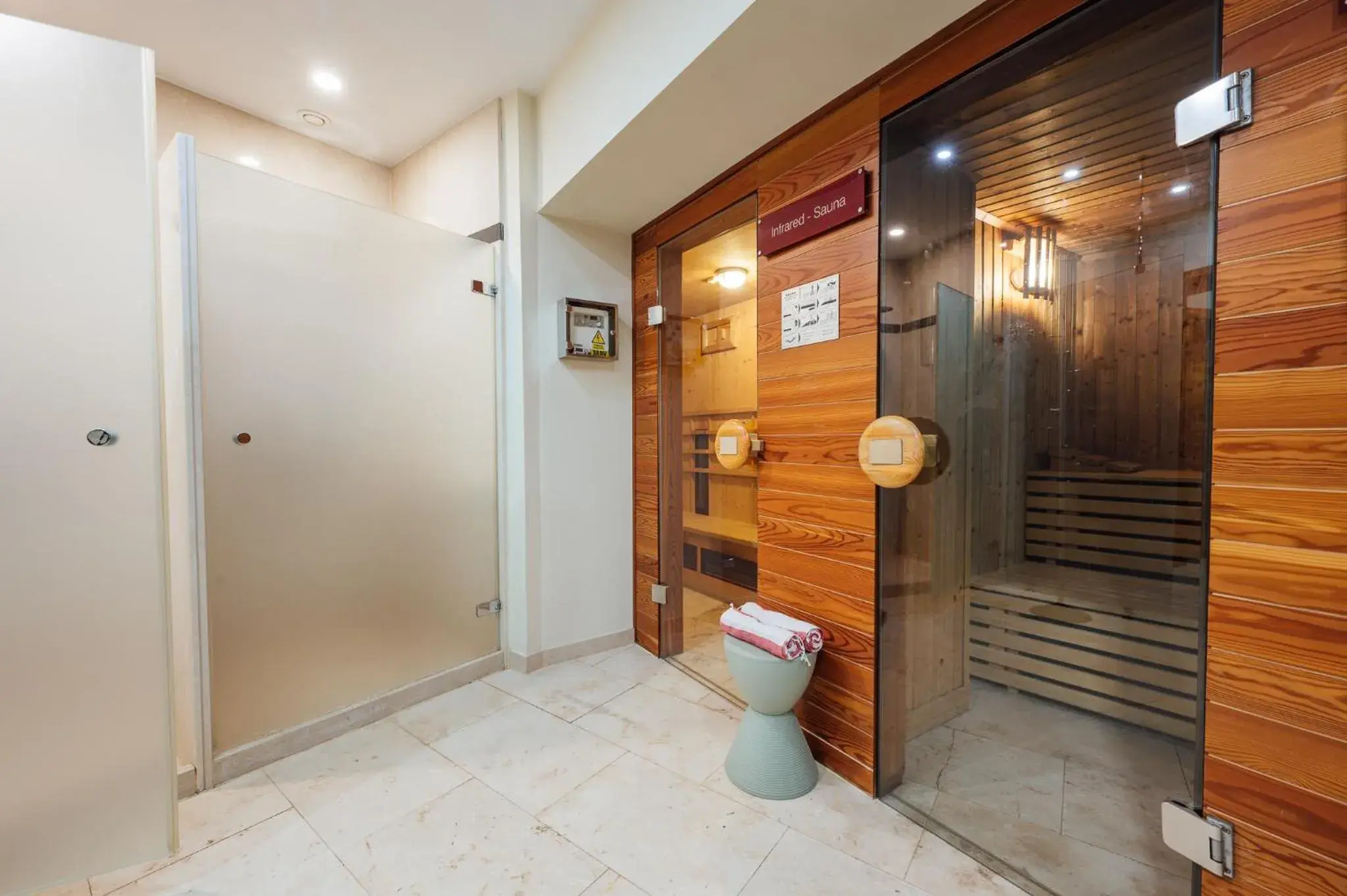 Sauna, Bathroom in Peakture Hotel