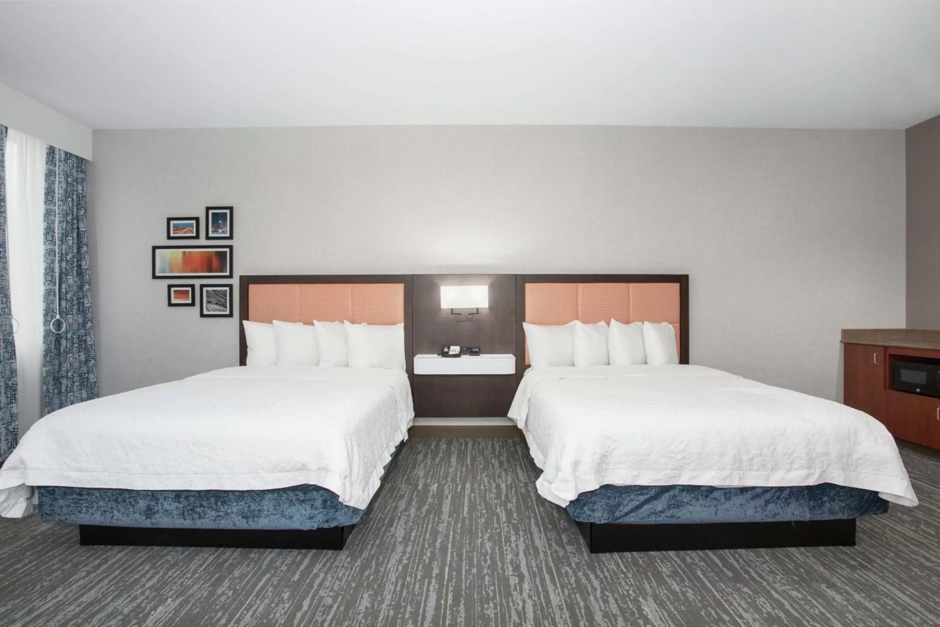 Bed in Hampton Inn & Suites Denver-Downtown