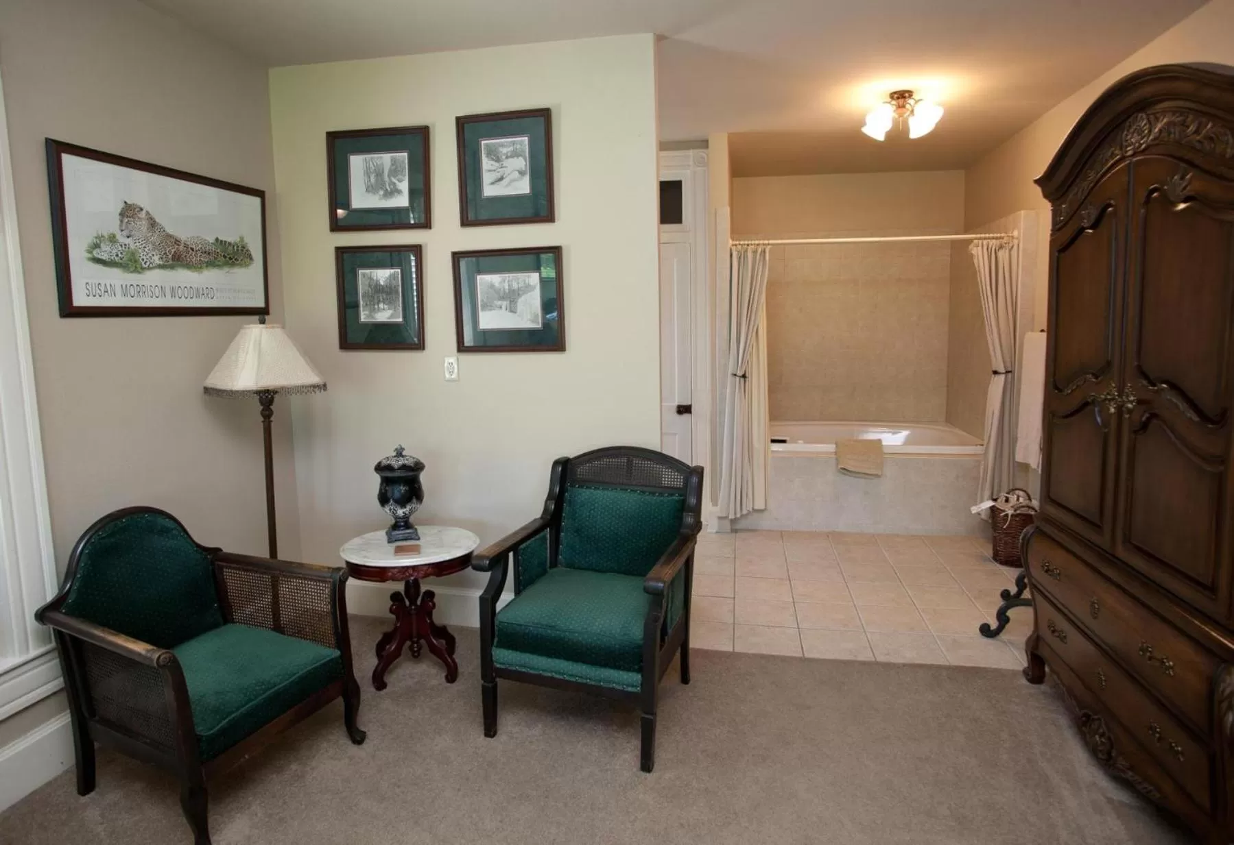 Seating Area in New Orleans Hotel Eureka Springs