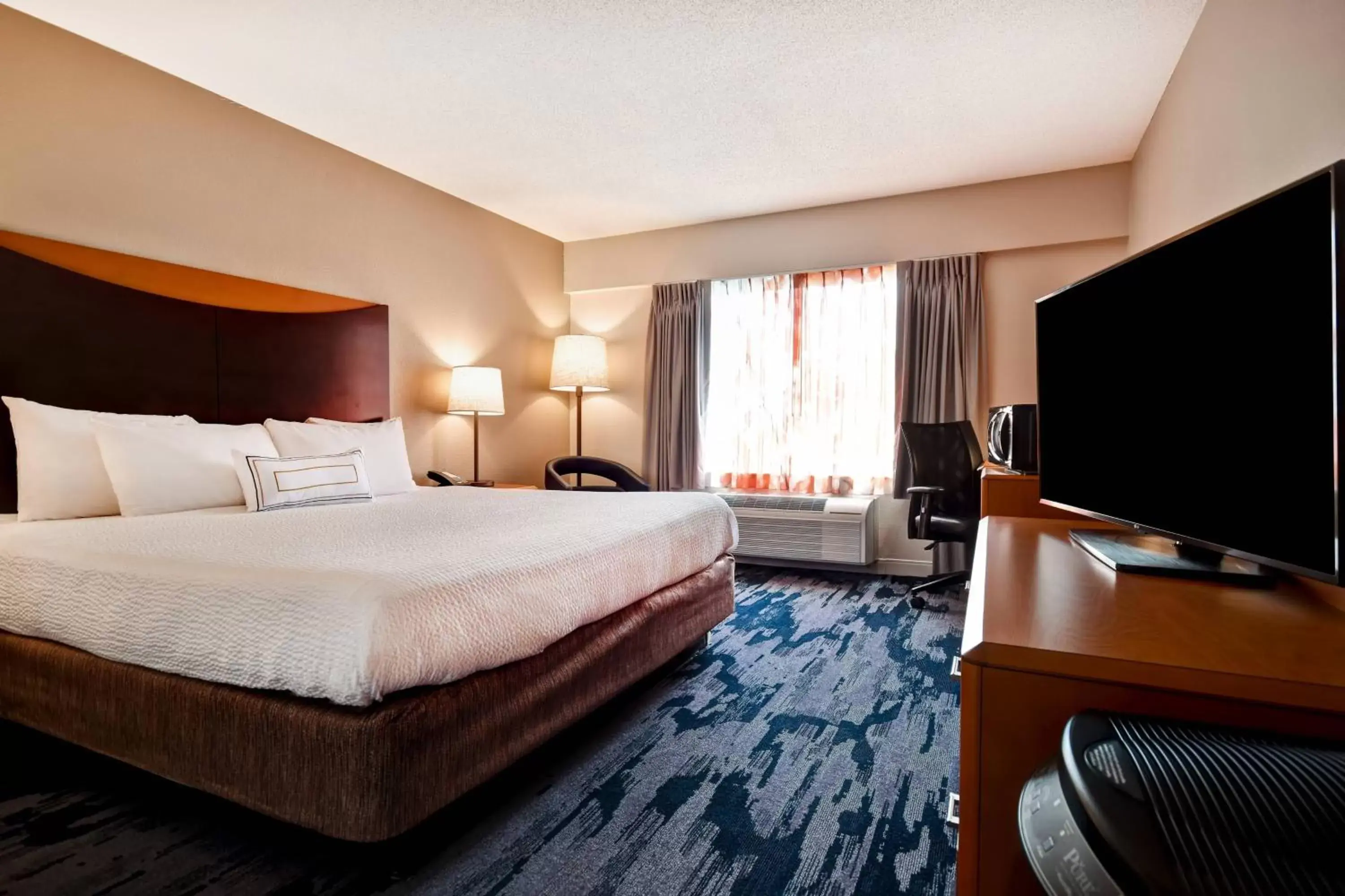 Photo of the whole room, Bed in Fairfield Inn & Suites by Marriott Atlanta Kennesaw
