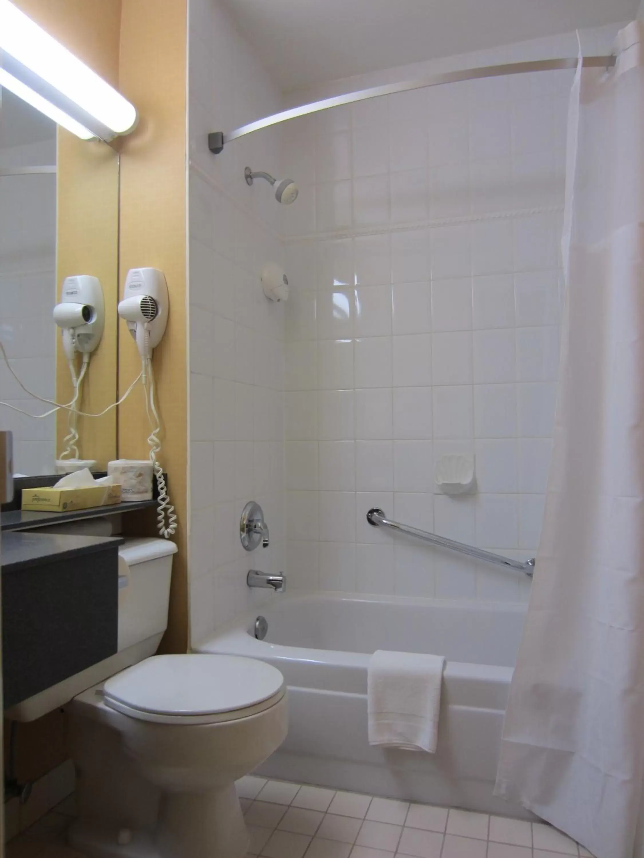 Shower, Bathroom in Days Inn by Wyndham Vancouver Downtown