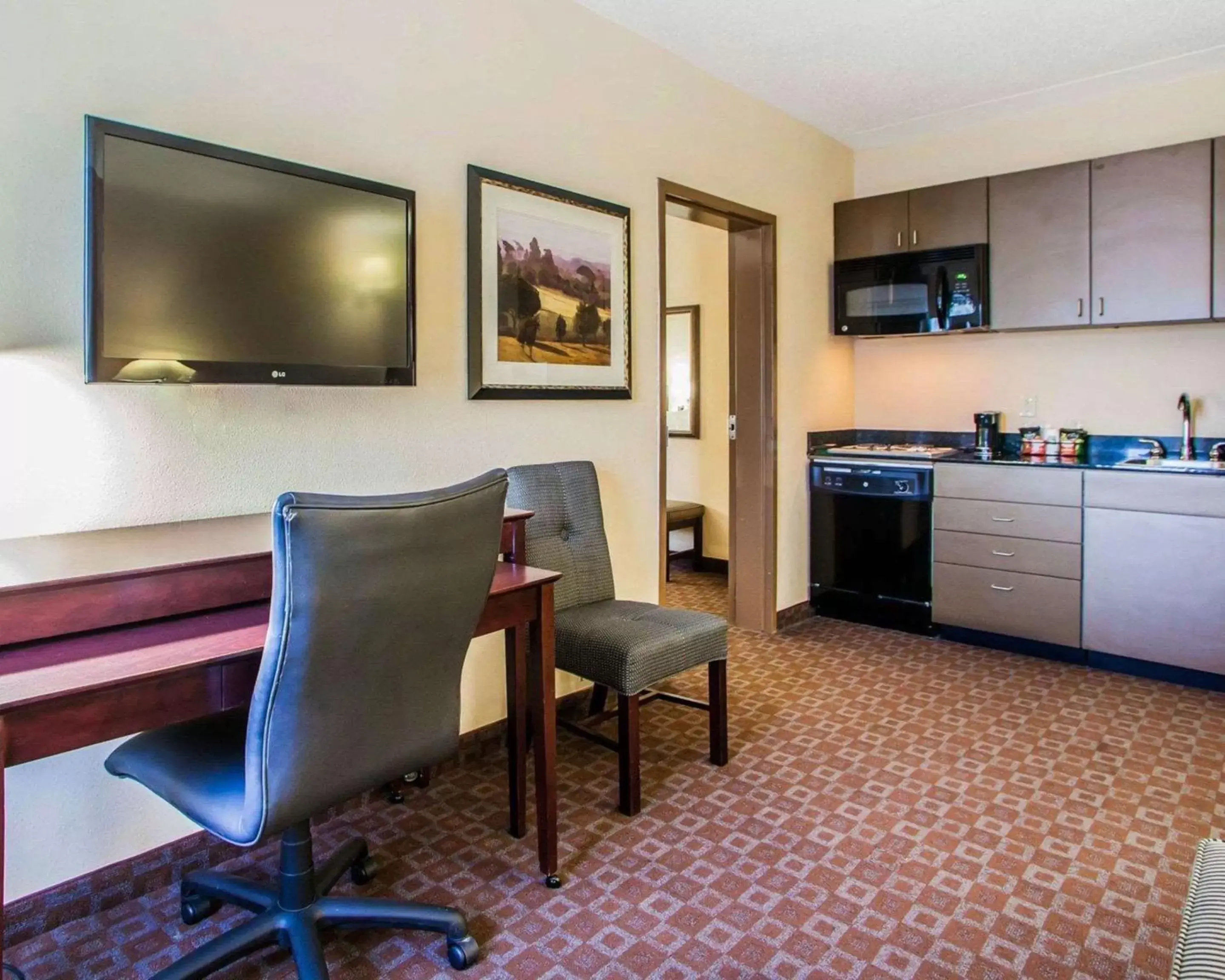 Bedroom, TV/Entertainment Center in Quality Inn & Suites Peoria