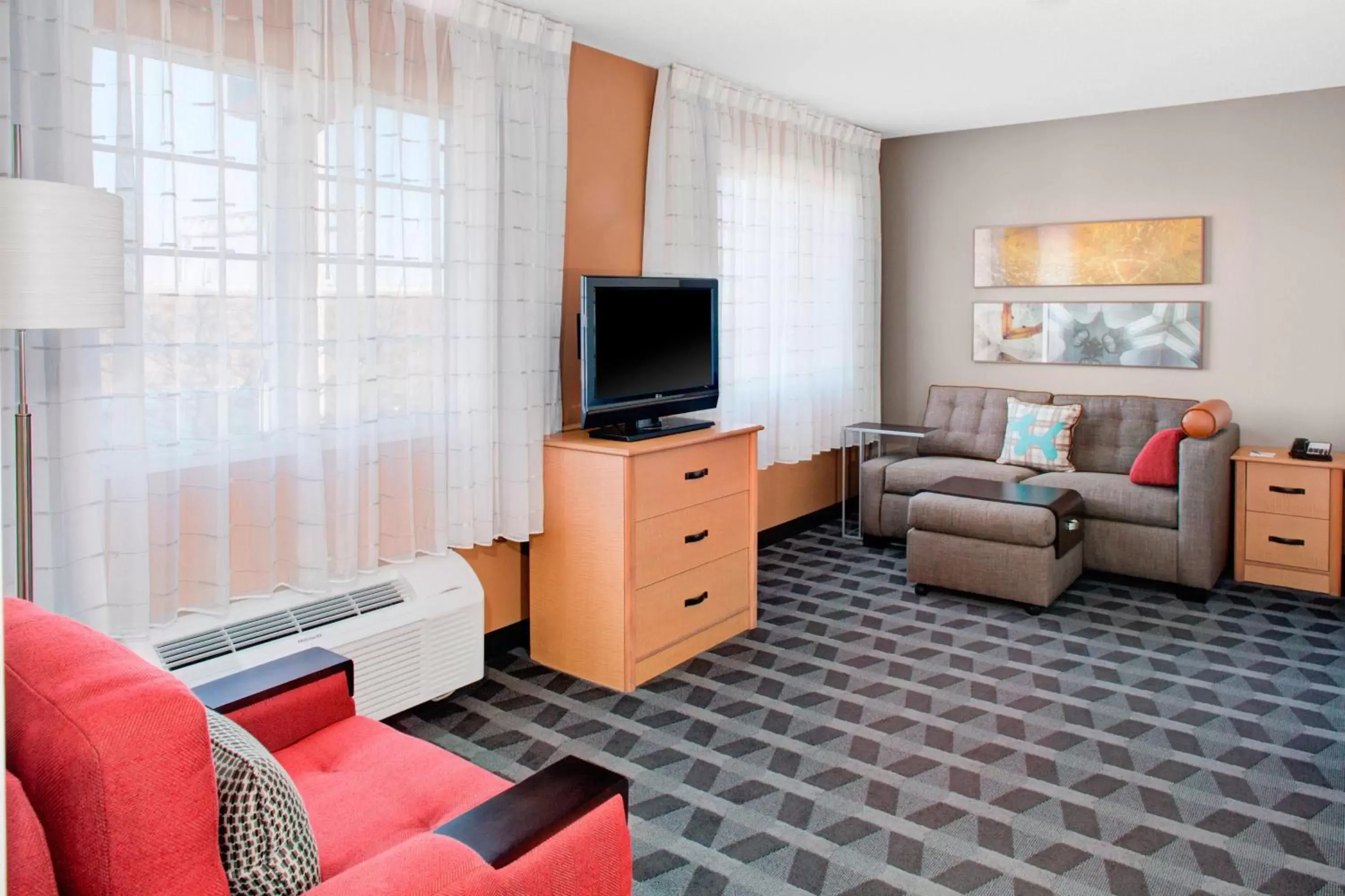 Living room, TV/Entertainment Center in TownePlace Suites Wichita East