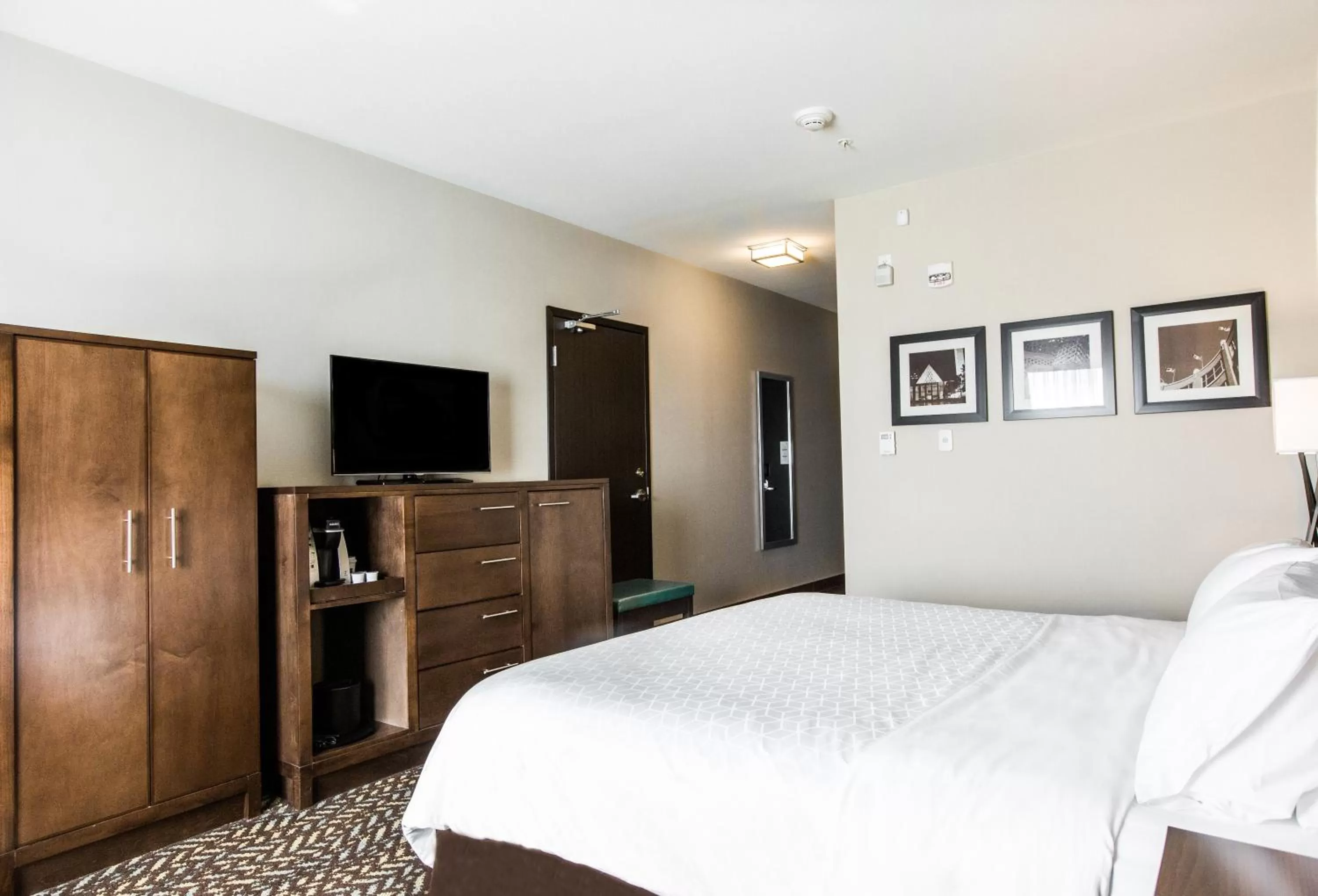 Photo of the whole room, Bed in Holiday Inn Express & Suites Spruce Grove - Stony Plain by IHG