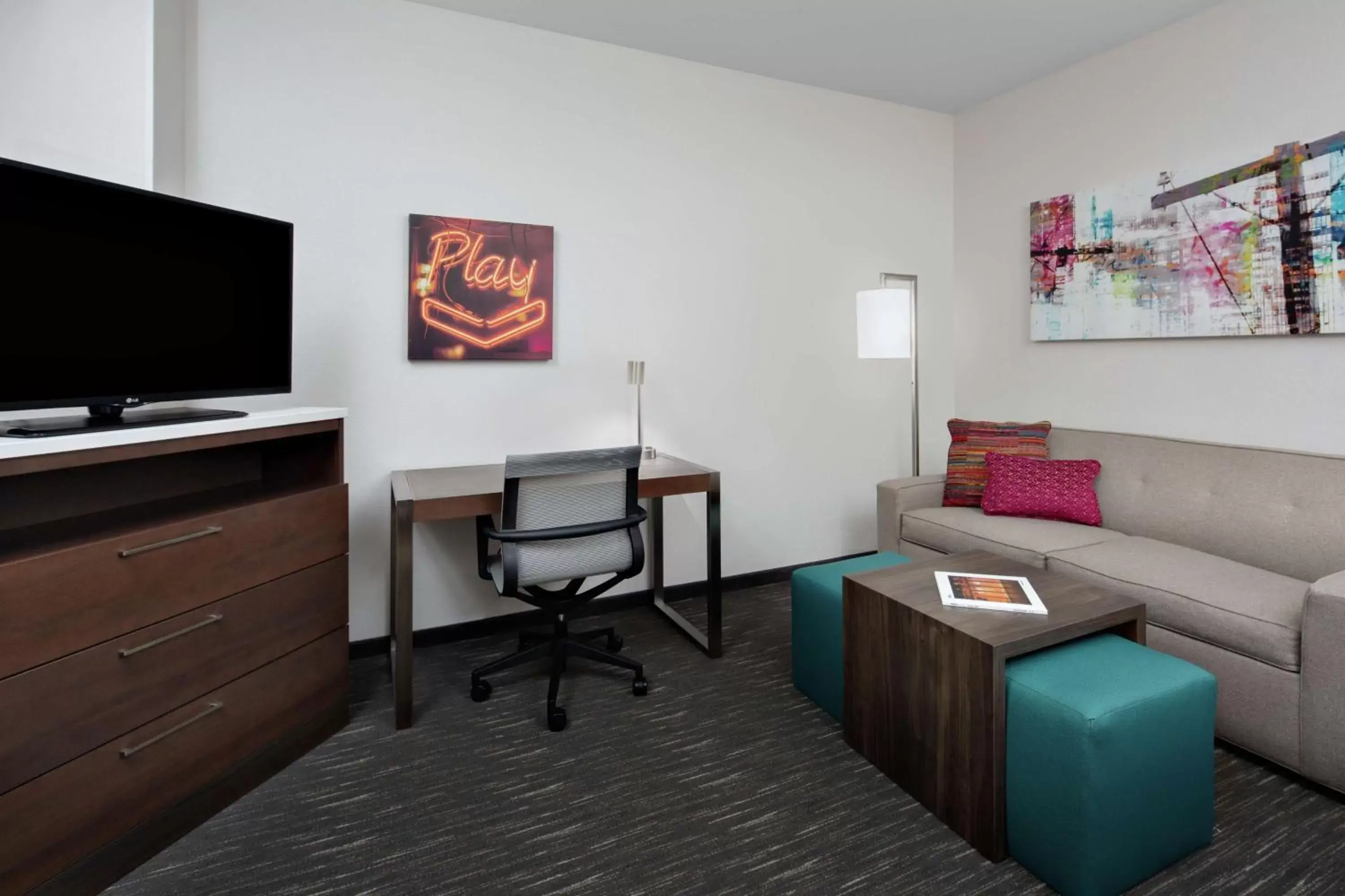 Living room, TV/Entertainment Center in Homewood Suites by Hilton Nashville Downtown