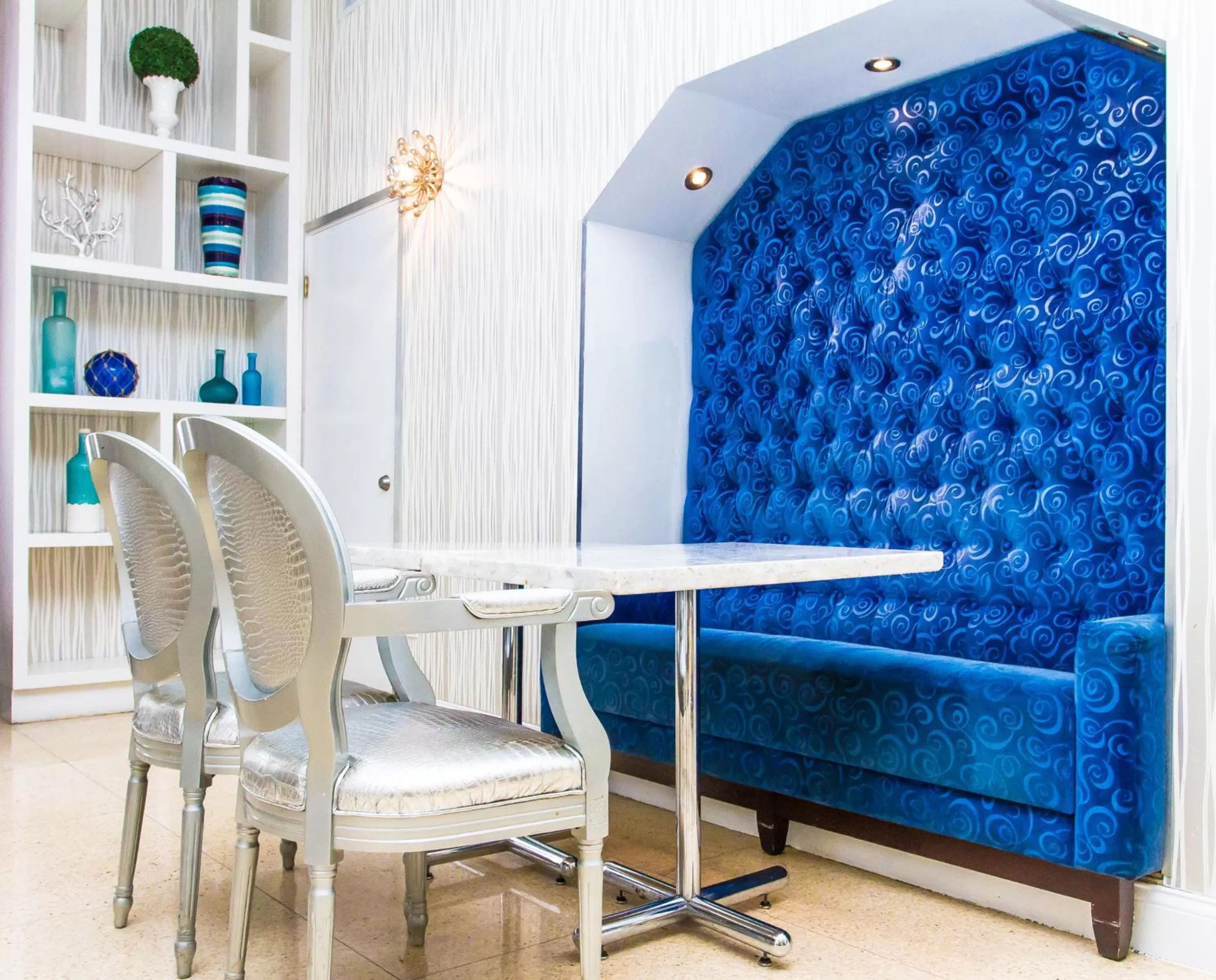 Restaurant/places to eat in Dorchester Hotel & Suites